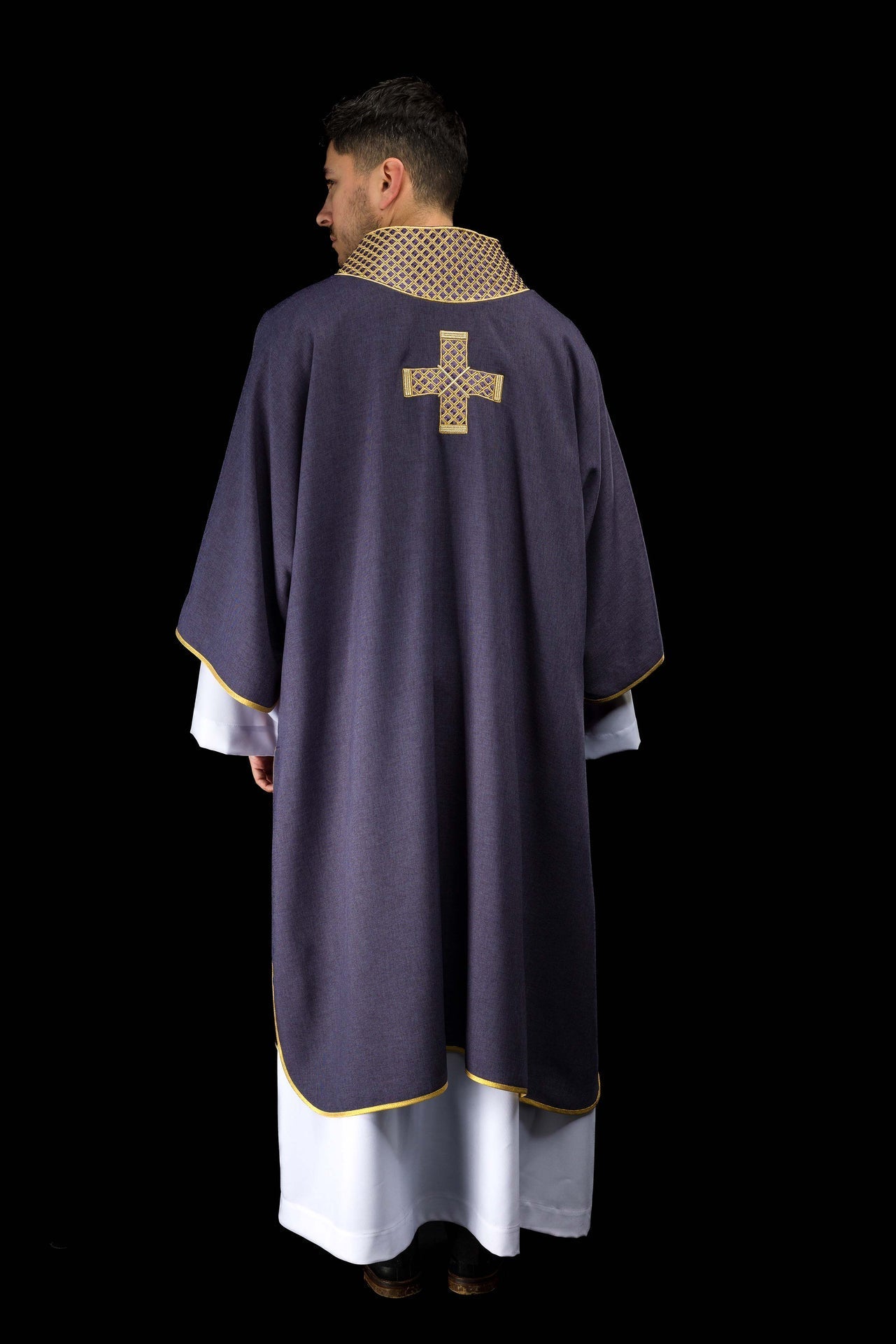 Dalmática morada con cruces bordadas y cuello