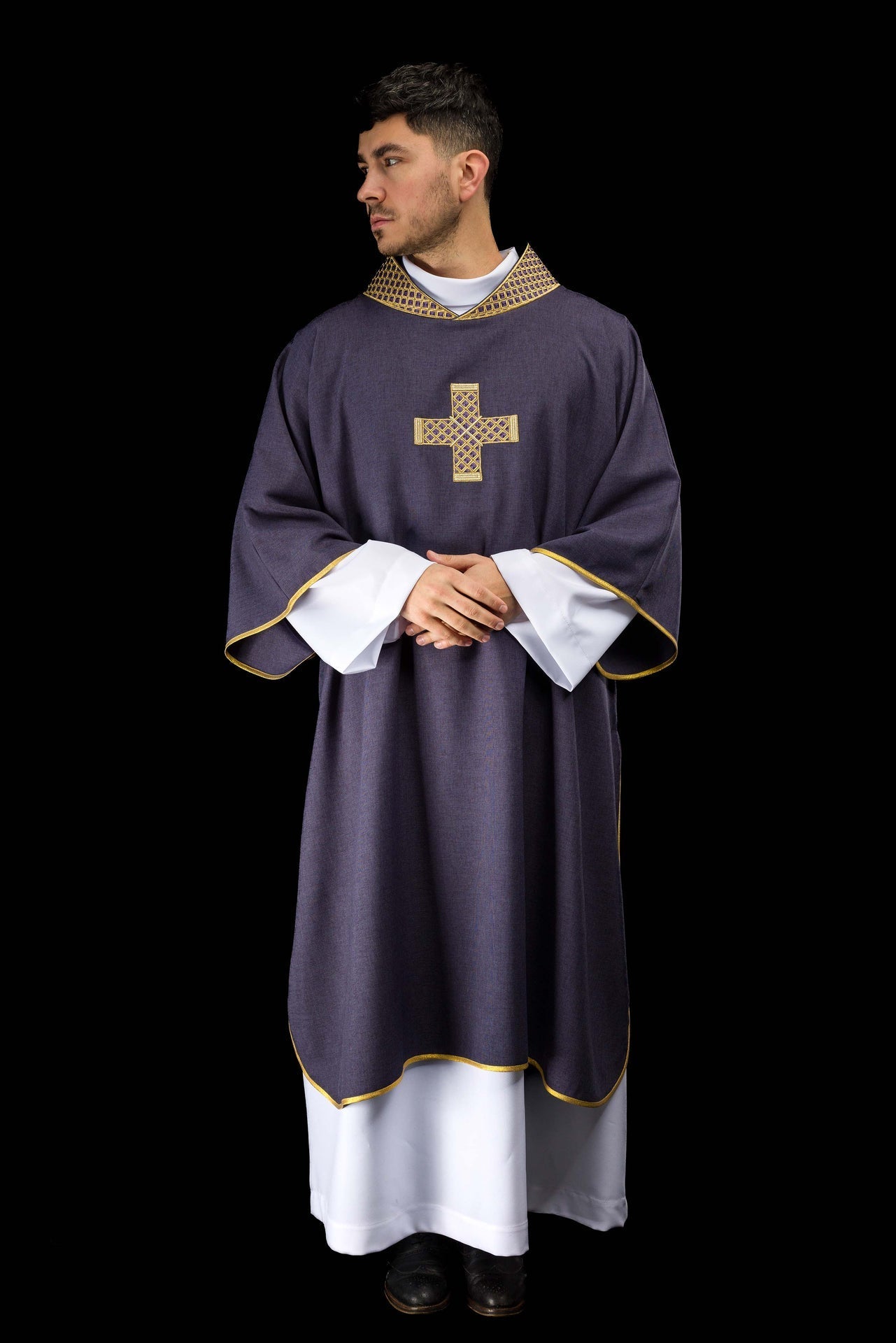 Dalmática morada con cruces bordadas y cuello