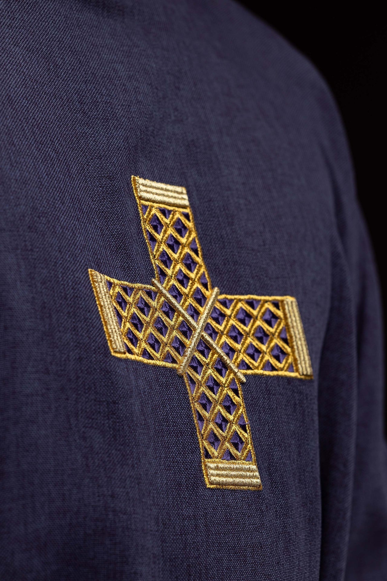 Dalmática morada con cruces bordadas y cuello