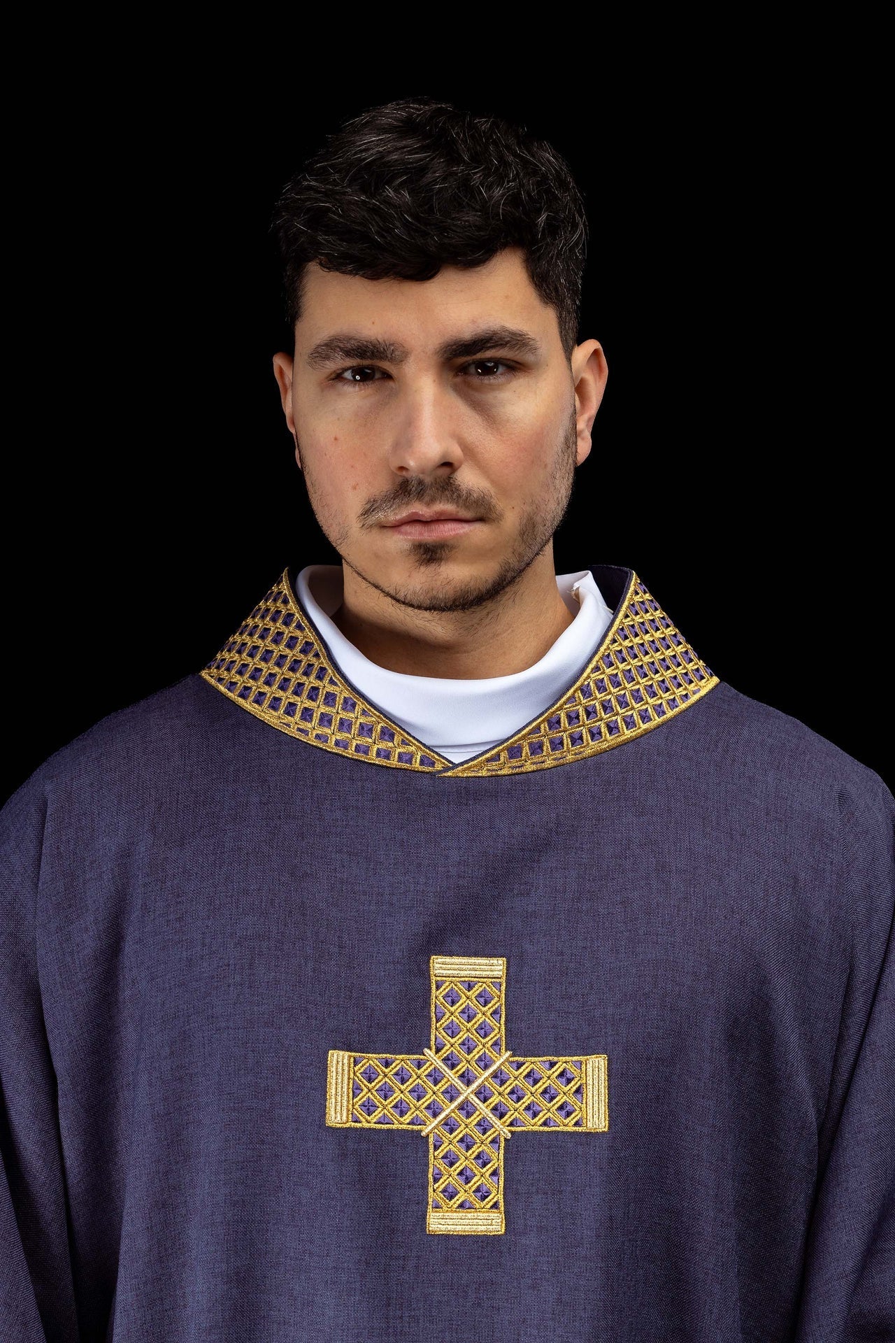 Dalmática morada con cruces bordadas y cuello