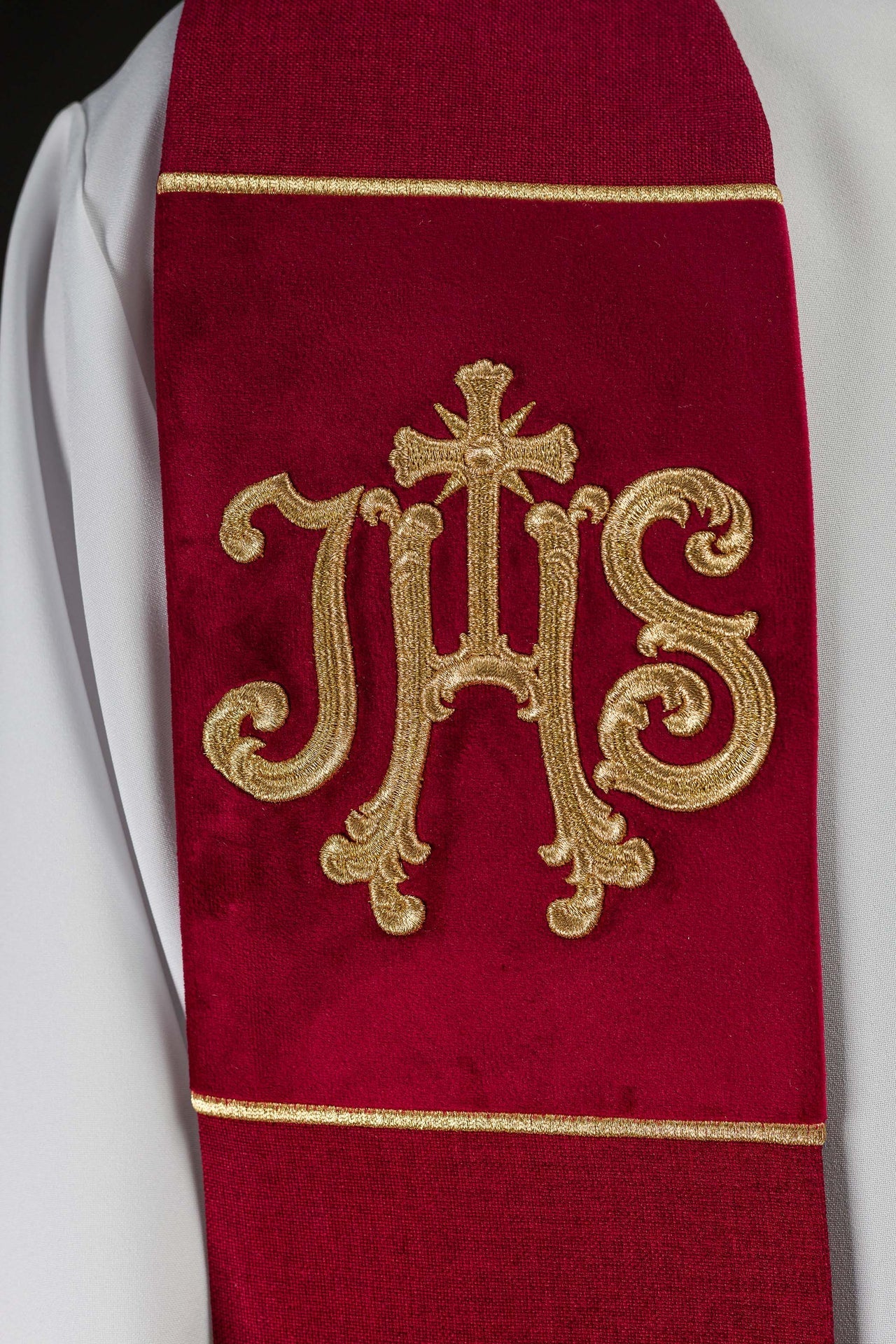 Estola de terciopelo roja bordada con motivo IHS