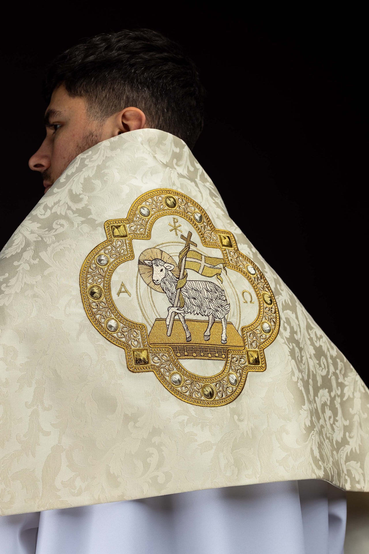 Velo humeral con bordado del Cordero Pascual sobre tejido jacquard
