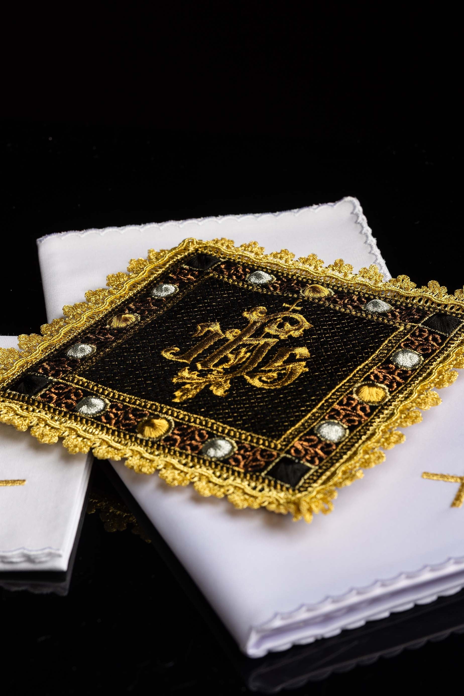 Servicio de altar de terciopelo en color negro con símbolo IHS bordado
