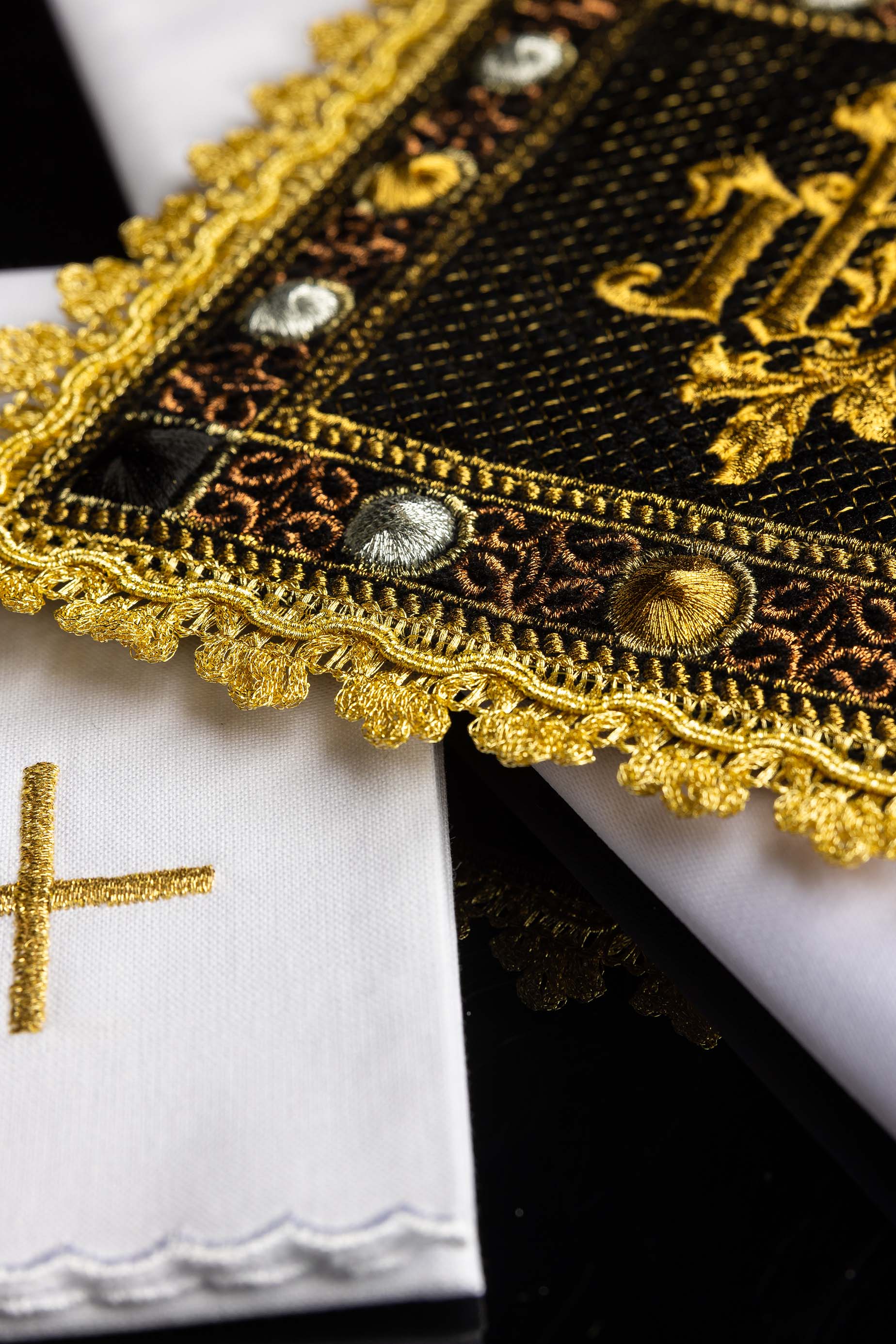 Servicio de altar de terciopelo en color negro con símbolo IHS bordado