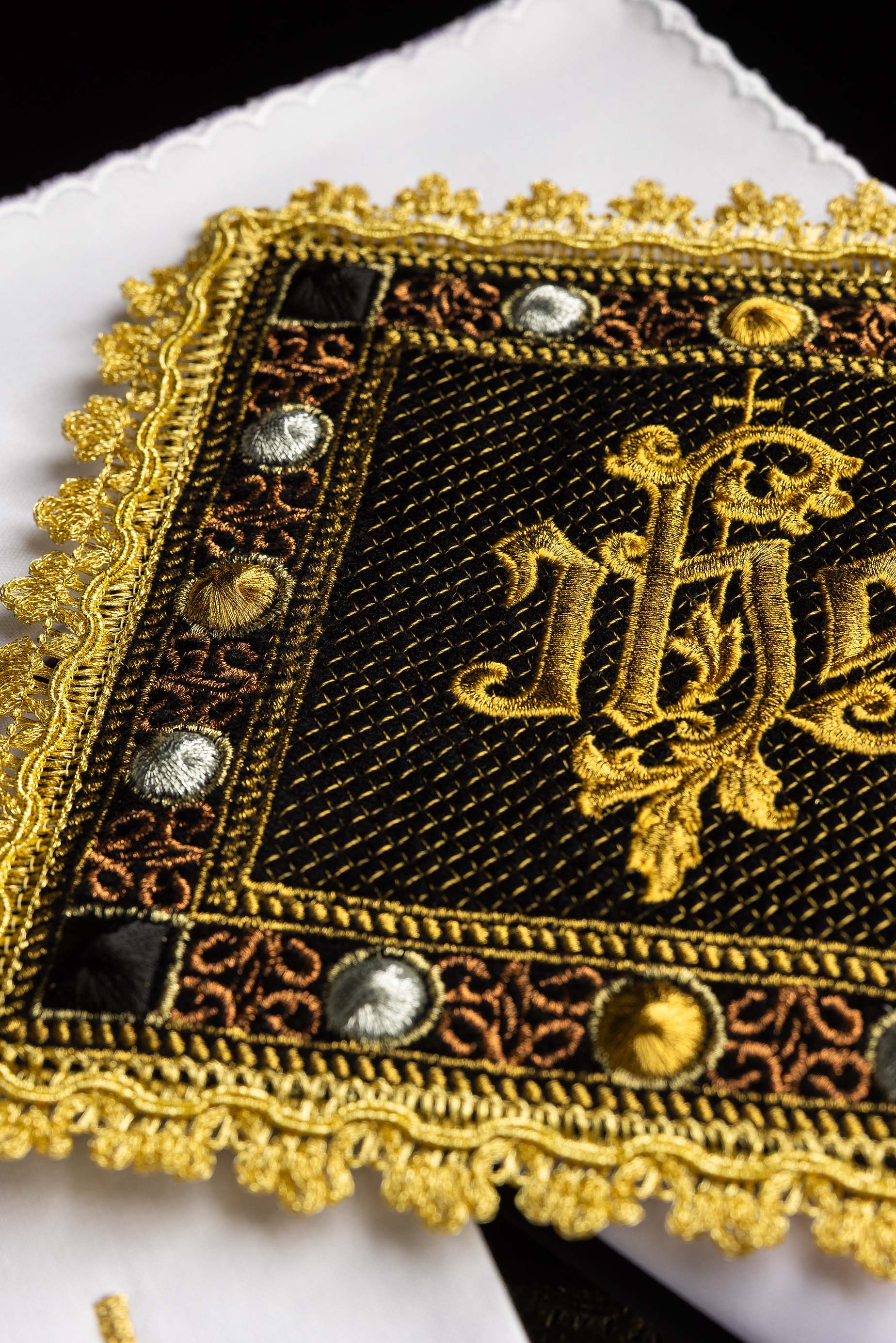 Servicio de altar de terciopelo en color negro con símbolo IHS bordado