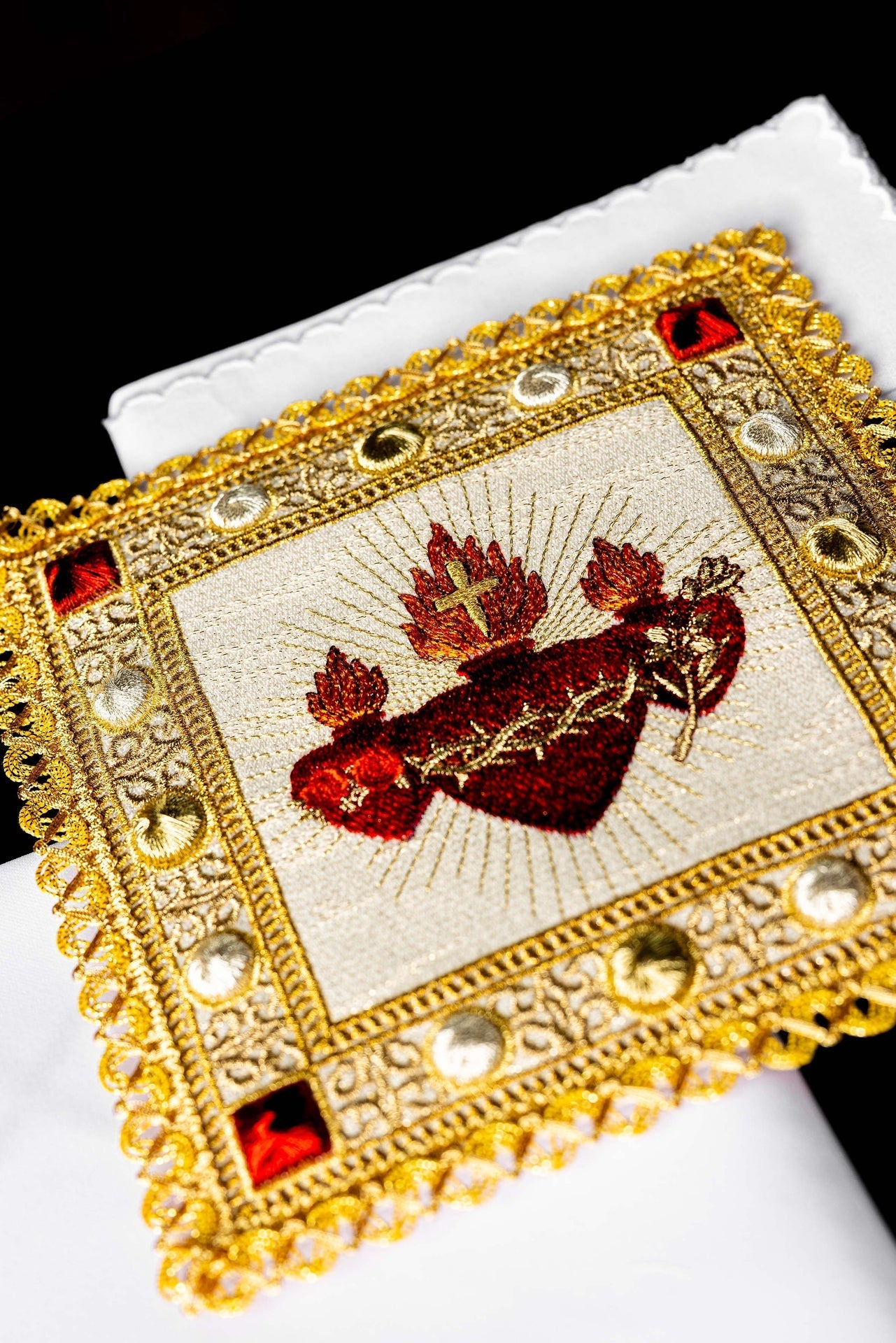 Servicio de altar con bordado de los tres corazones