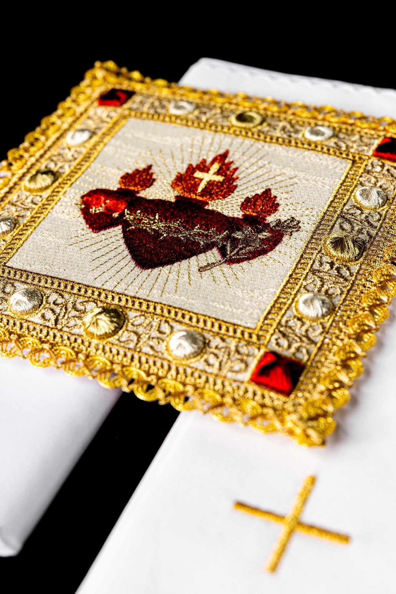 Servicio de altar con bordado de los tres corazones