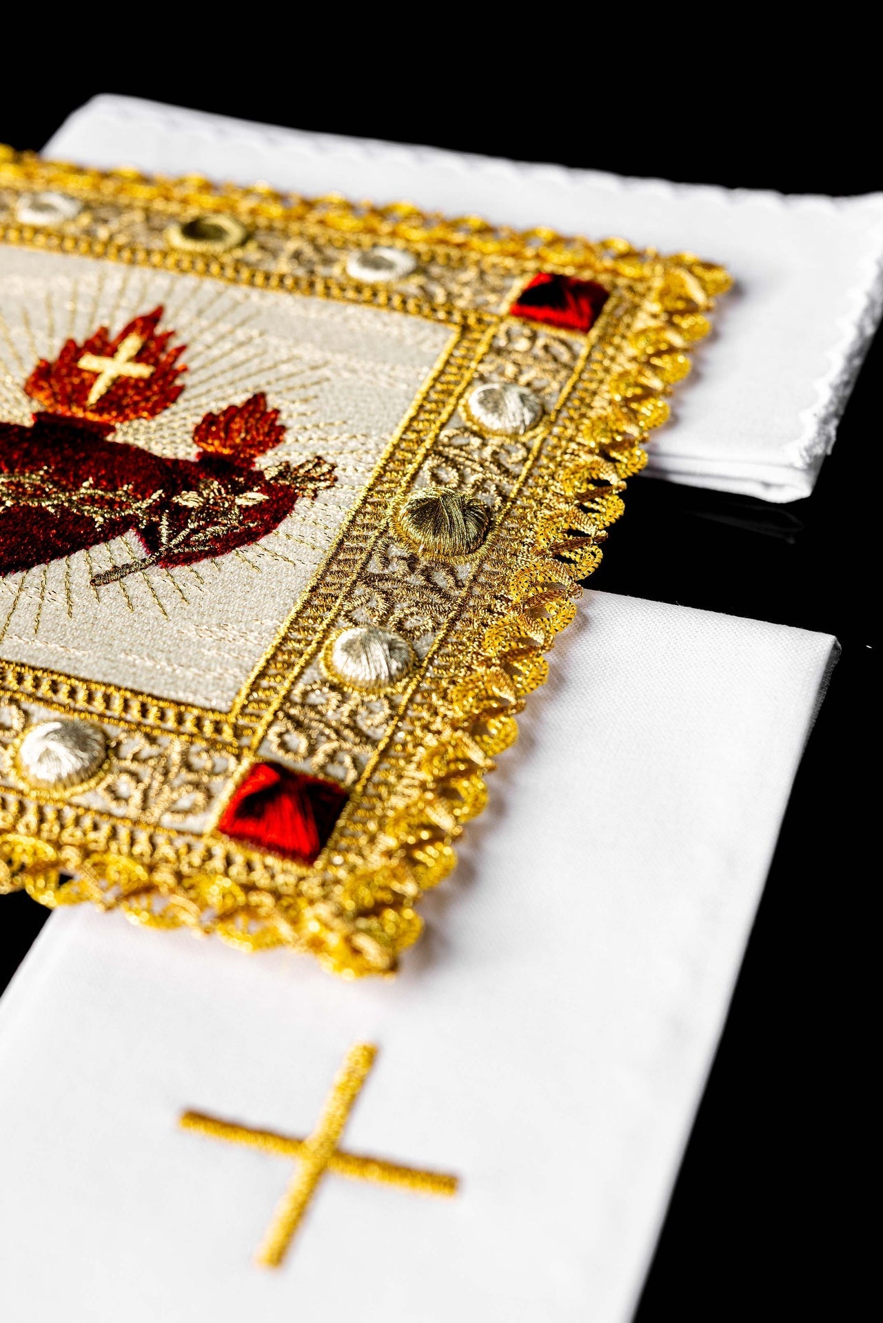 Servicio de altar con bordado de los tres corazones