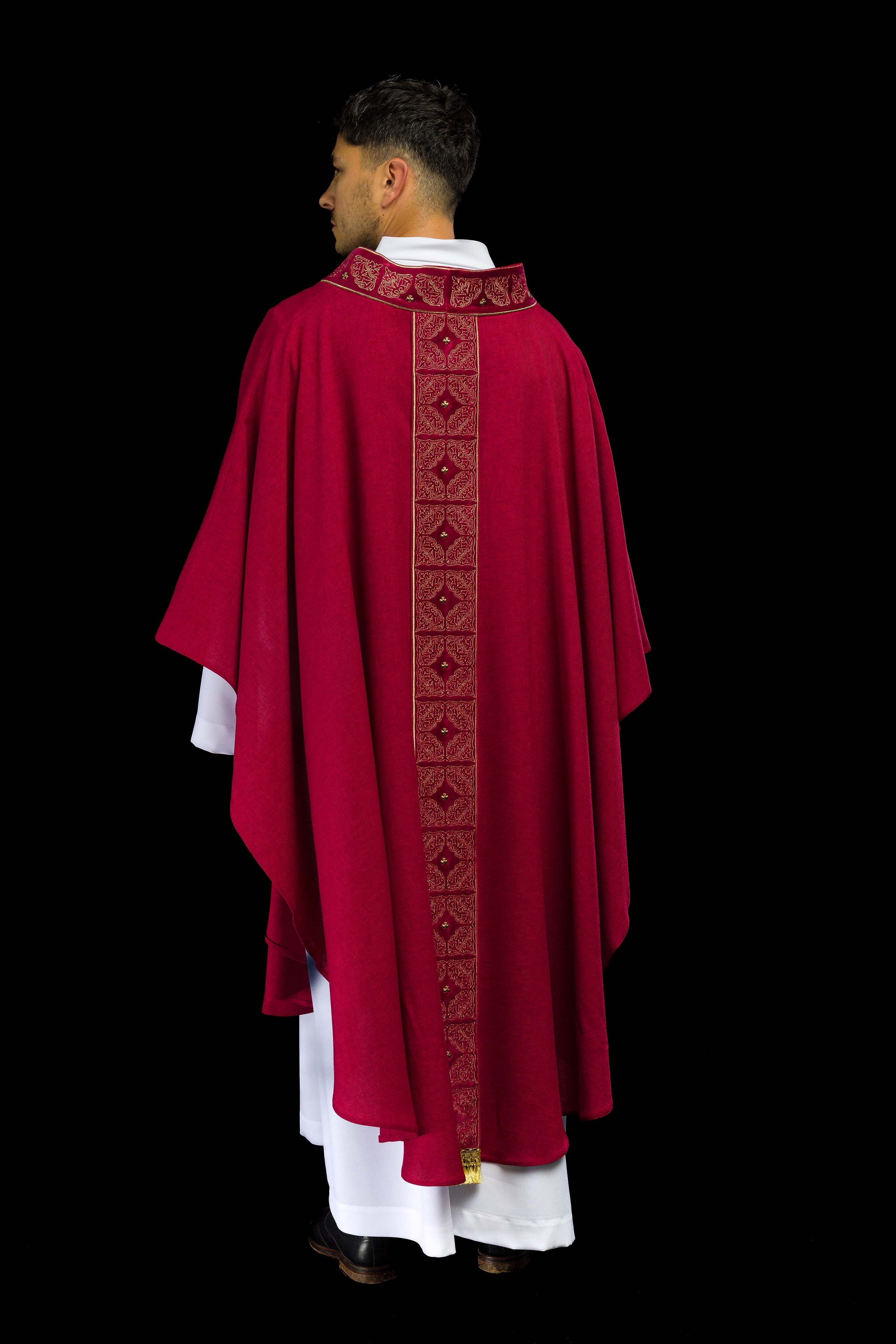 Casulla con cinturón y cuello ricamente bordados en rojo