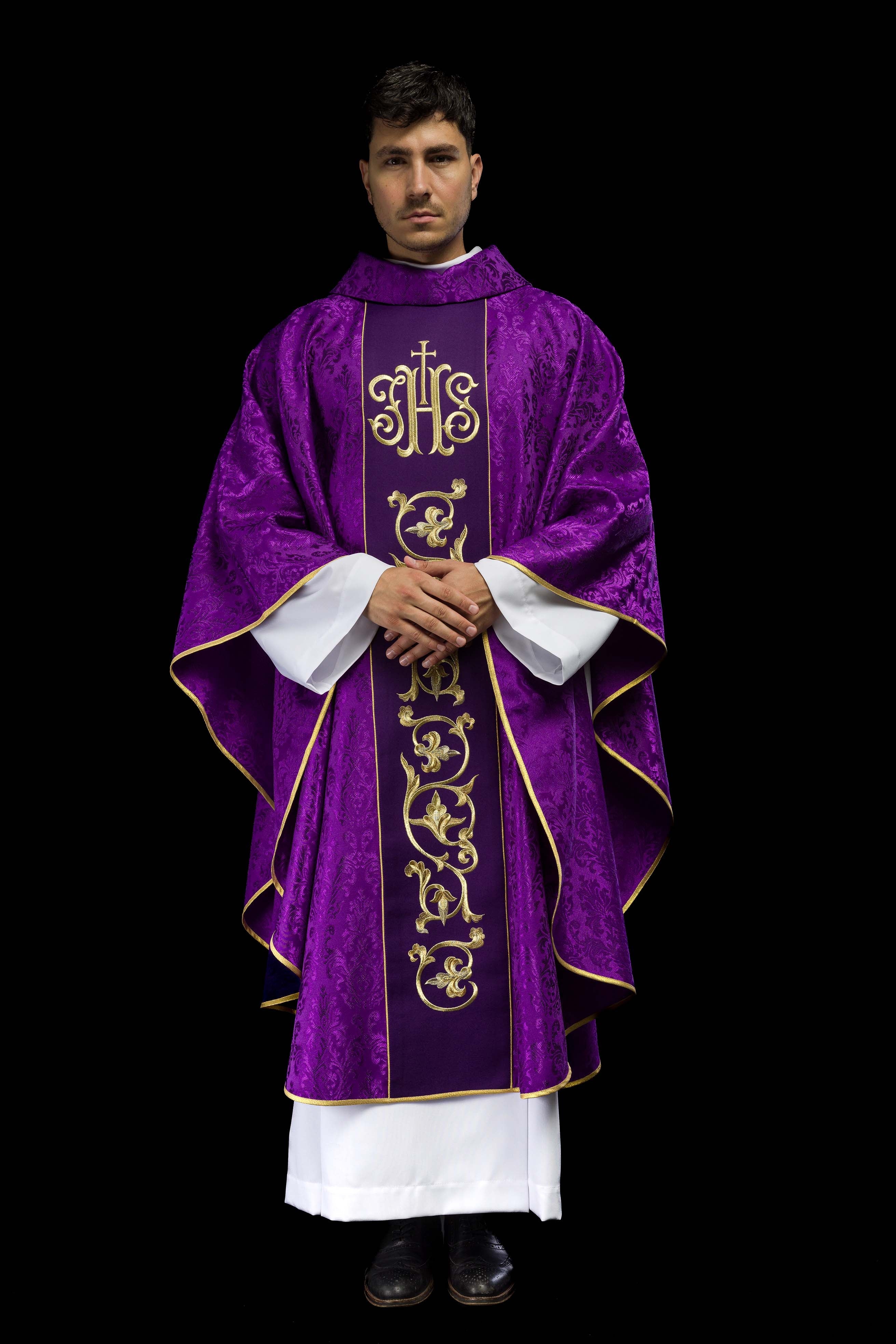 Casulla litúrgica morada con cinturón IHS ricamente decorado