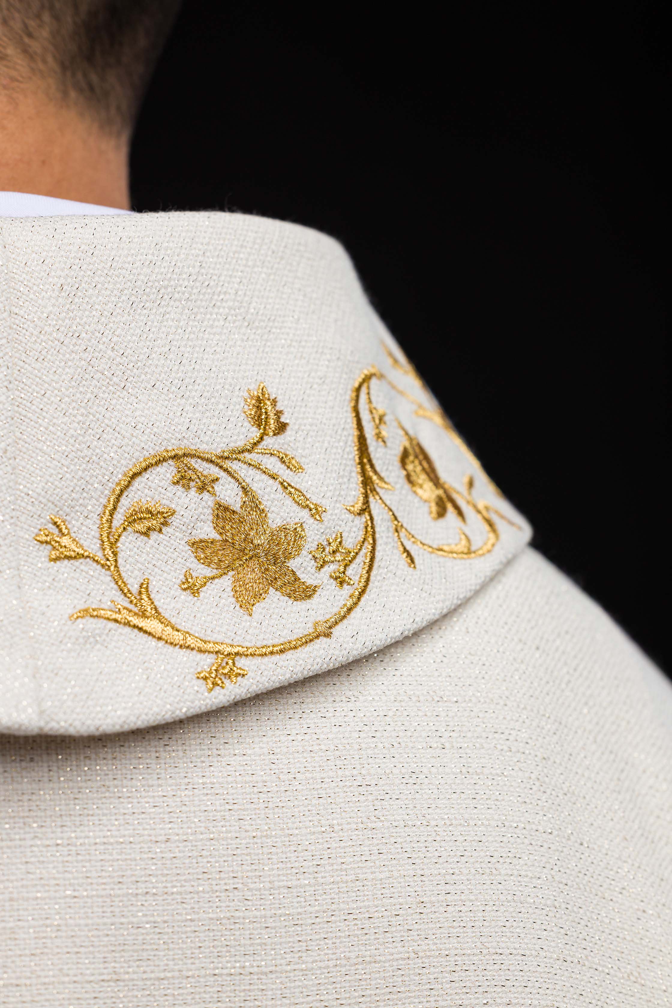 Casulla litúrgica con escudo mariano bordado y corona