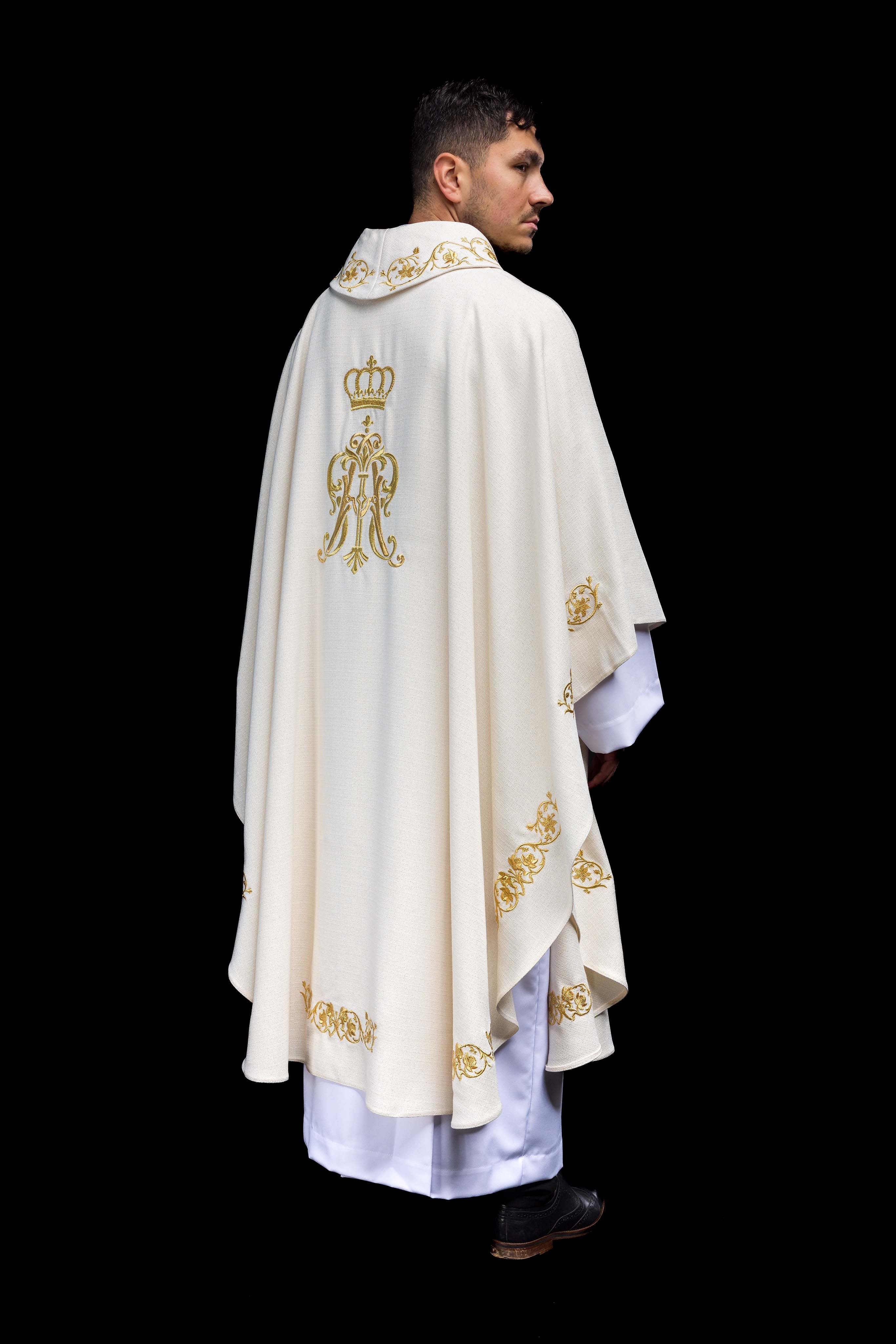 Casulla litúrgica con escudo mariano bordado y corona