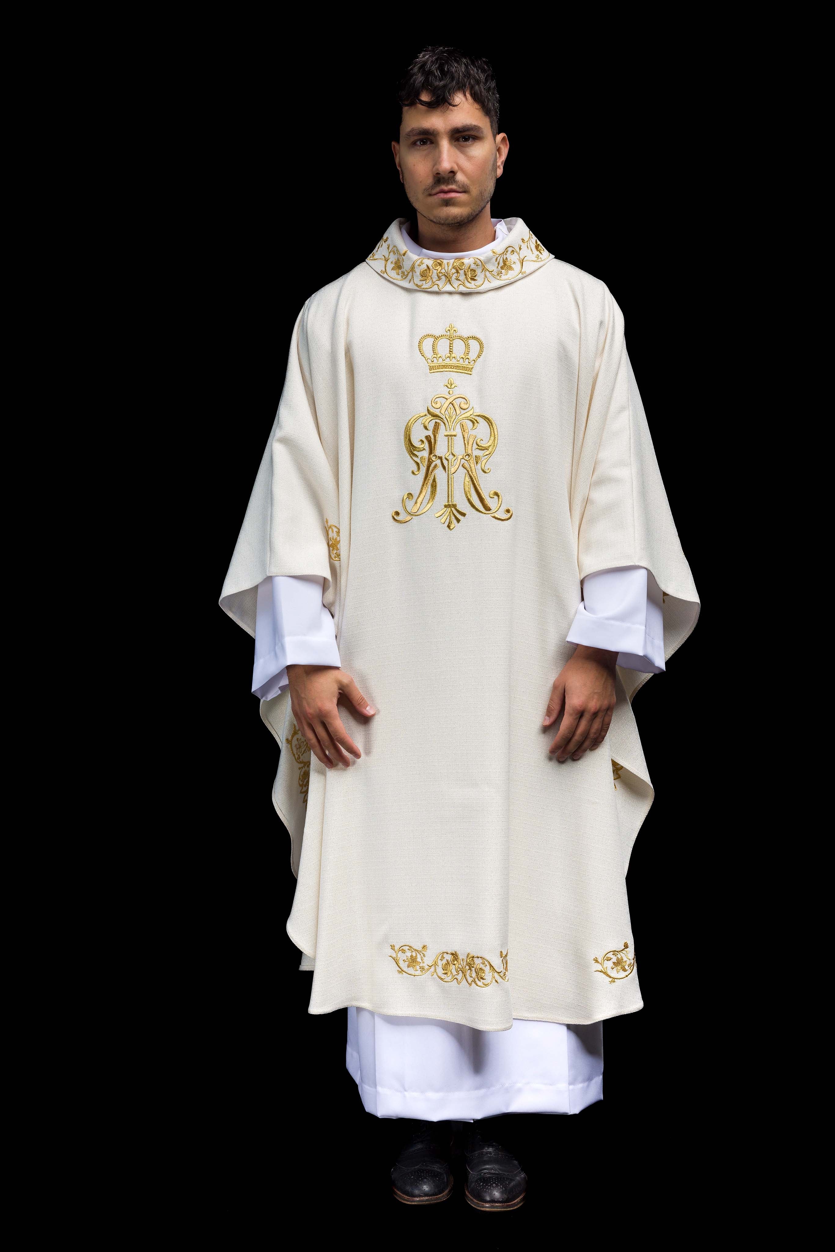 Casulla litúrgica con escudo mariano bordado y corona