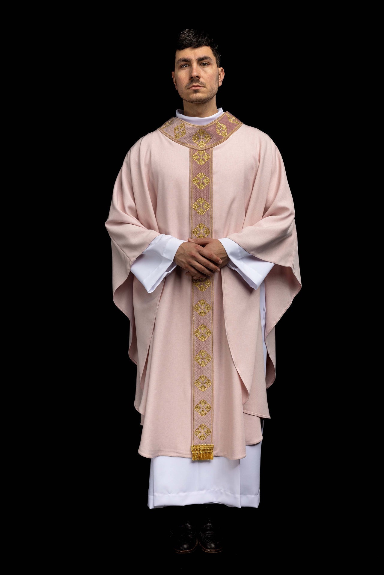 Casulla de color rosa con banda bordada y cuello con cruces