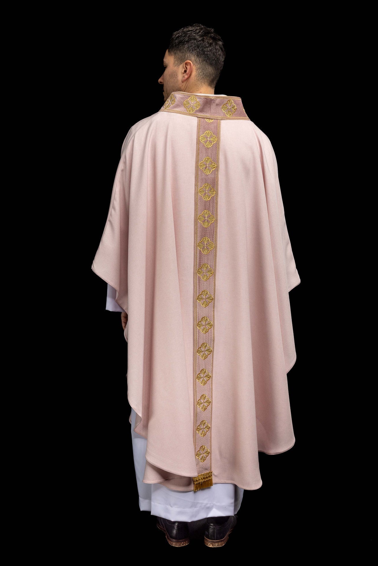 Casulla de color rosa con banda bordada y cuello con cruces