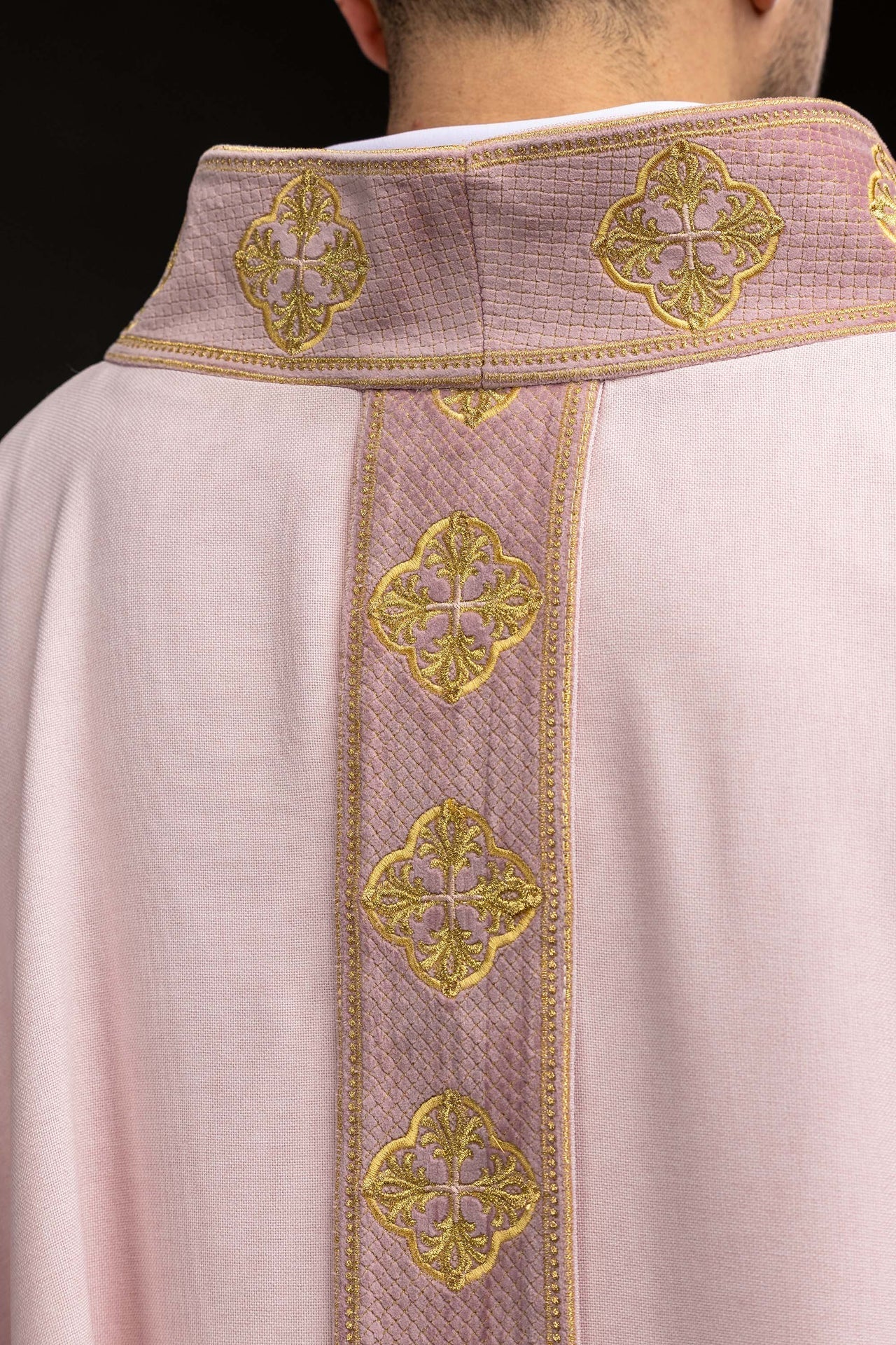 Casulla de color rosa con banda bordada y cuello con cruces