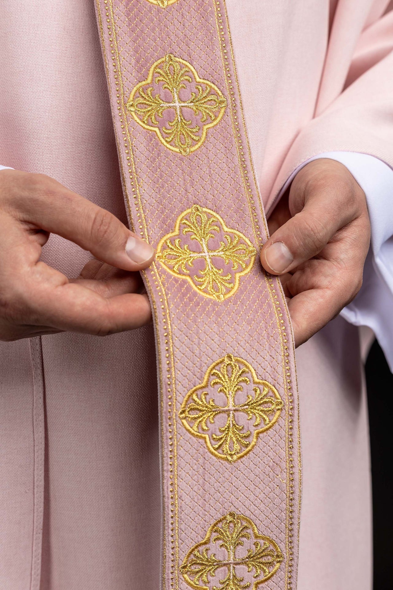 Casulla de color rosa con banda bordada y cuello con cruces