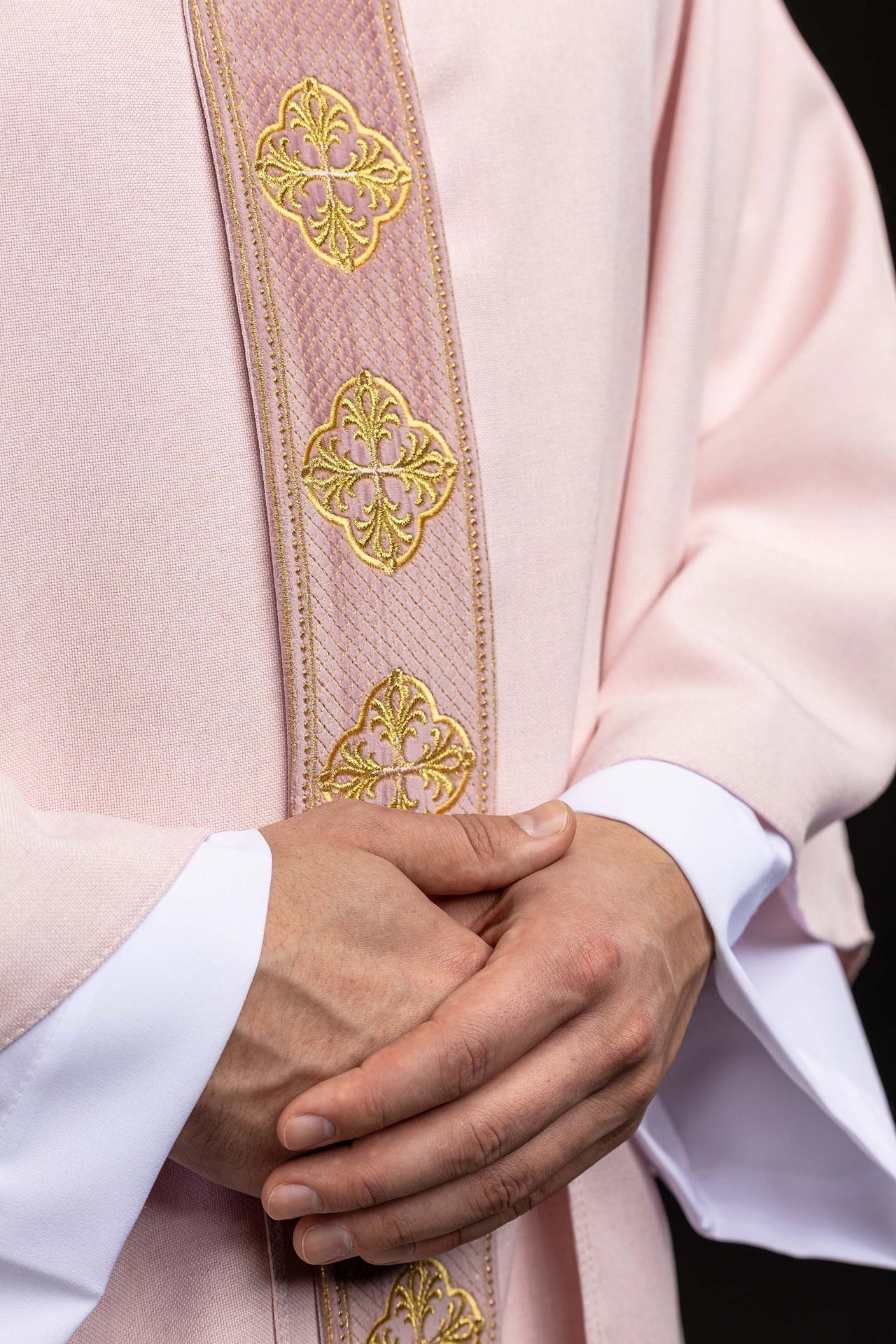 Casulla de color rosa con banda bordada y cuello con cruces