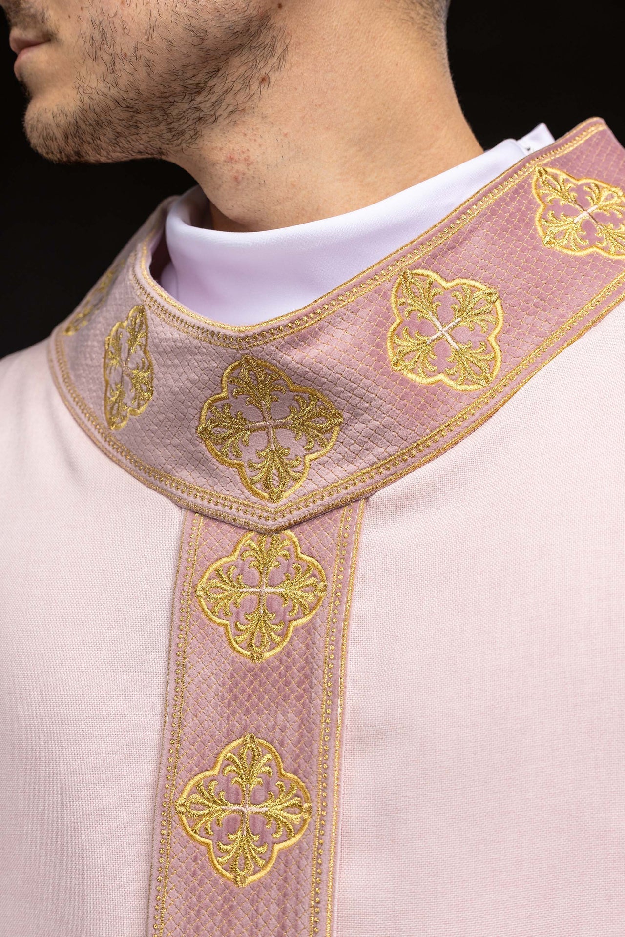 Casulla de color rosa con banda bordada y cuello con cruces