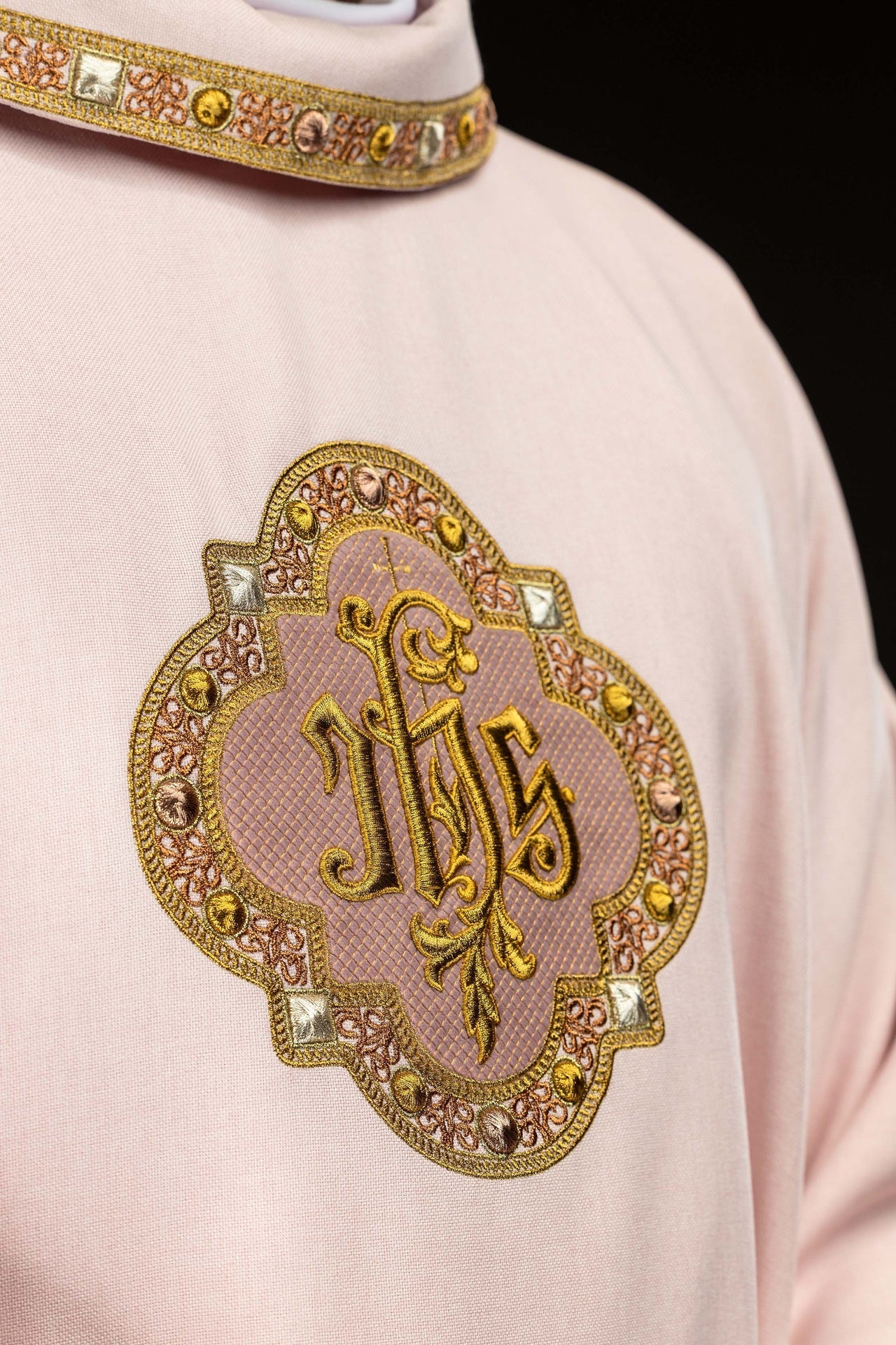Casulla con rico bordado IHS y cuello en color rosa