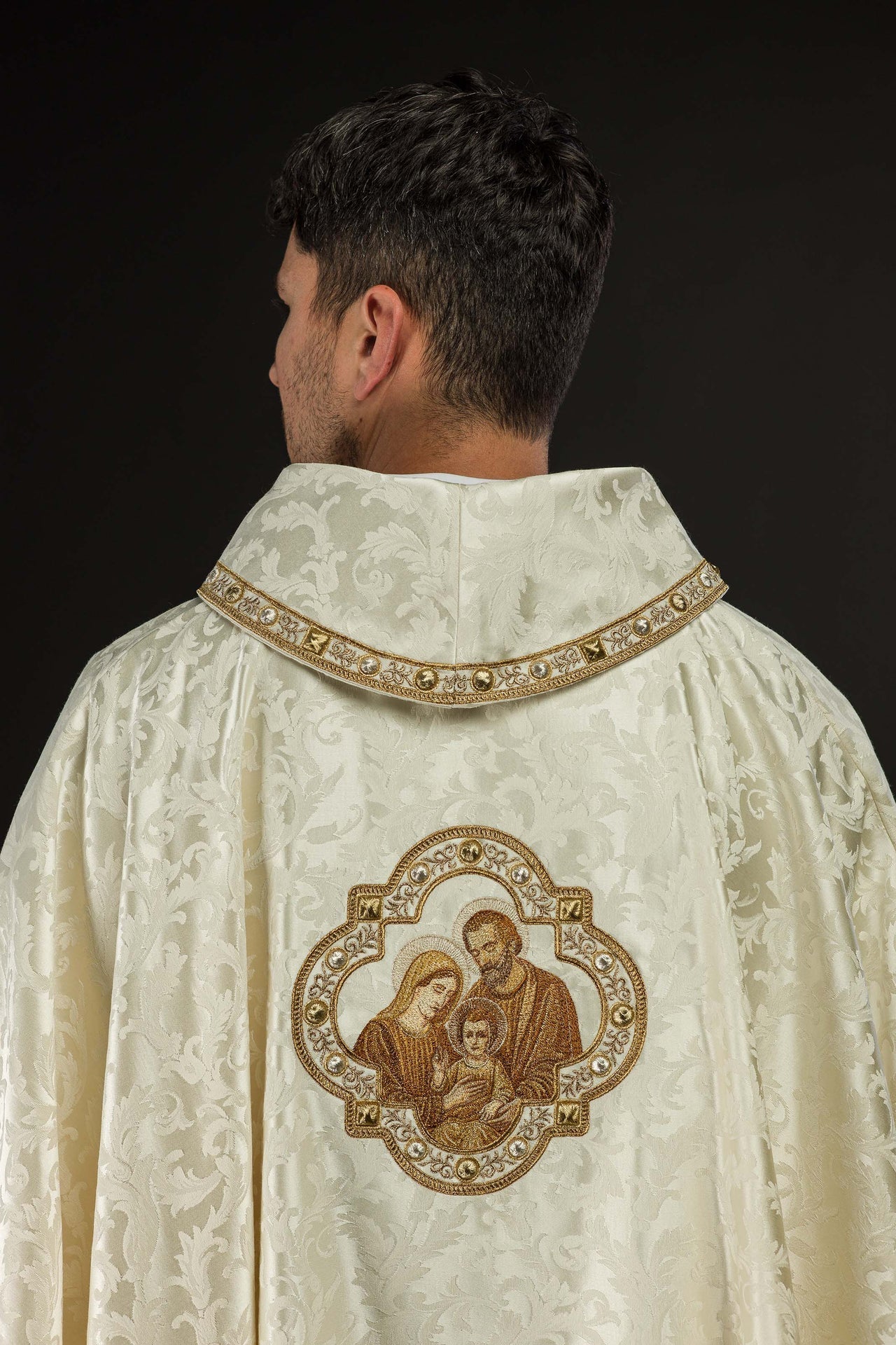 Casulla bordada de Navidad con la imagen de la Sagrada Familia