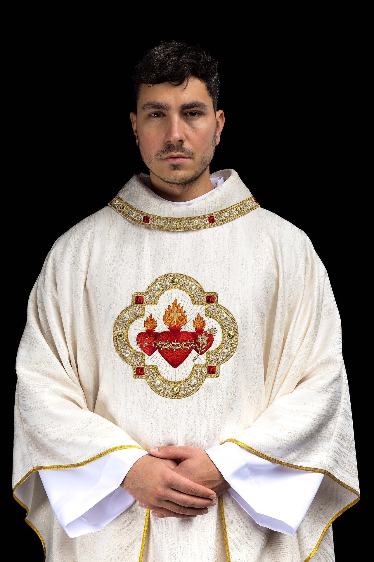 Casulla bordada con la imagen de los Tres Corazones