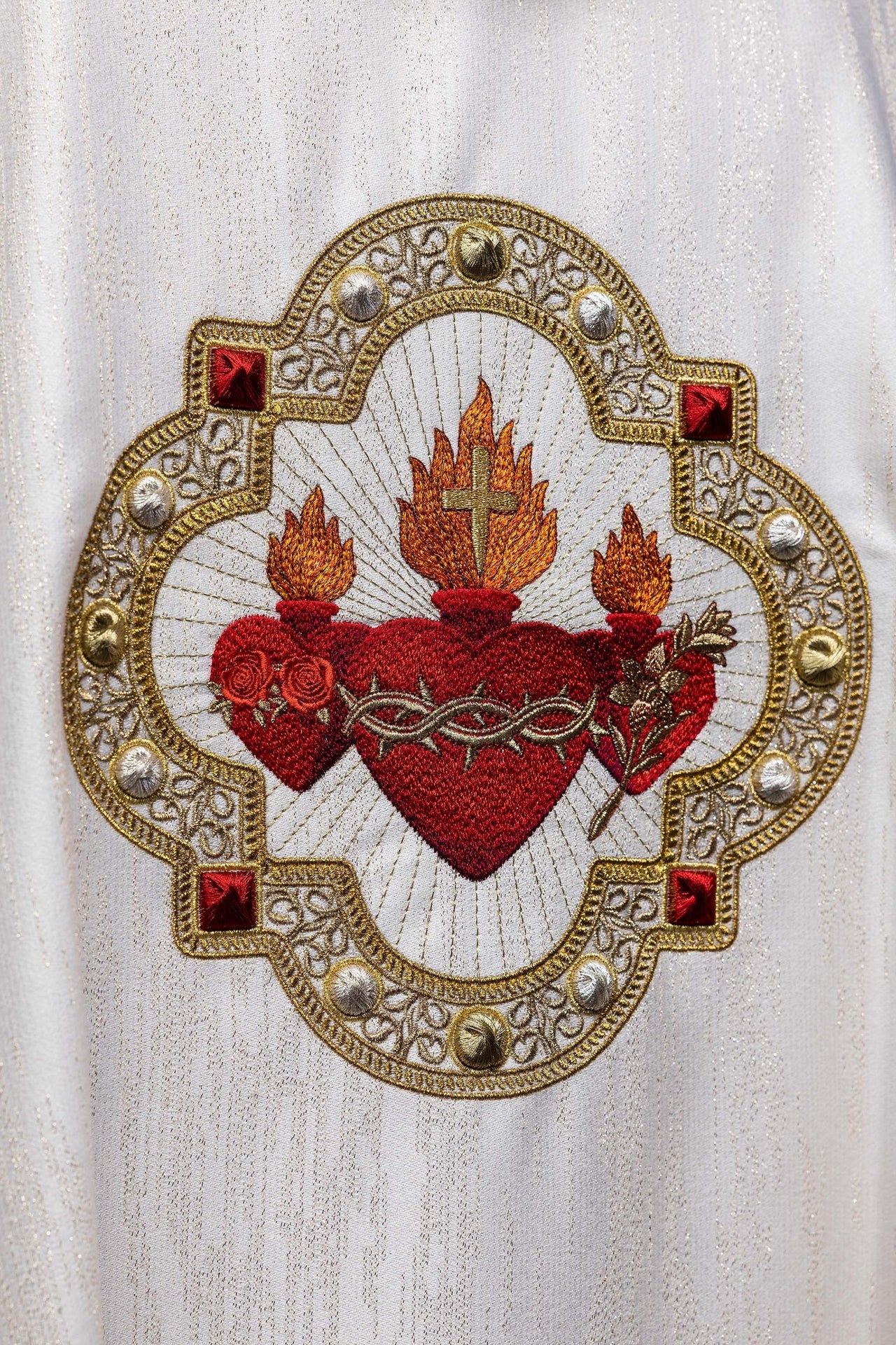 Casulla bordada con la imagen de los Tres Corazones
