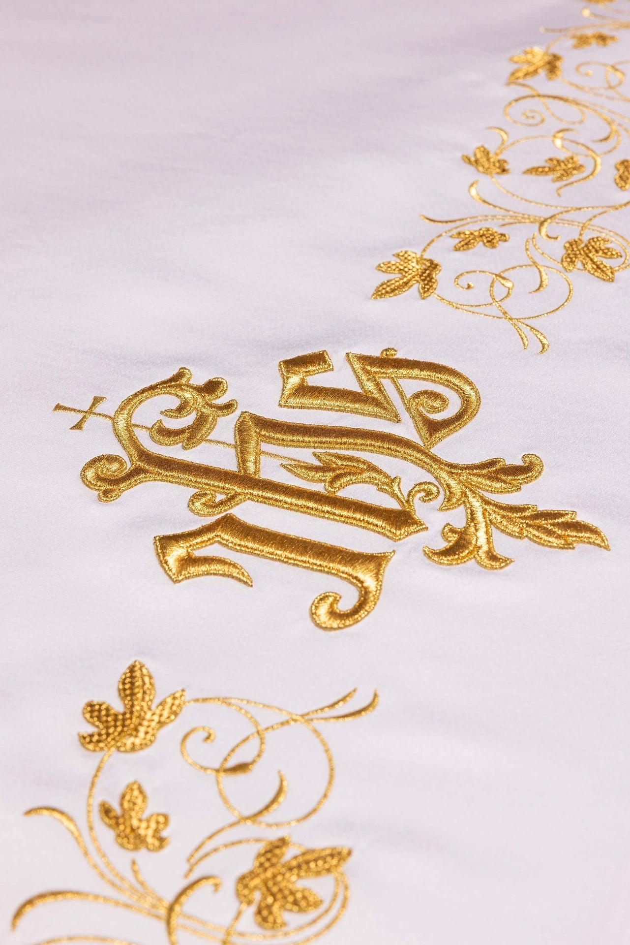 Mantel de altar con símbolo IHS bordado