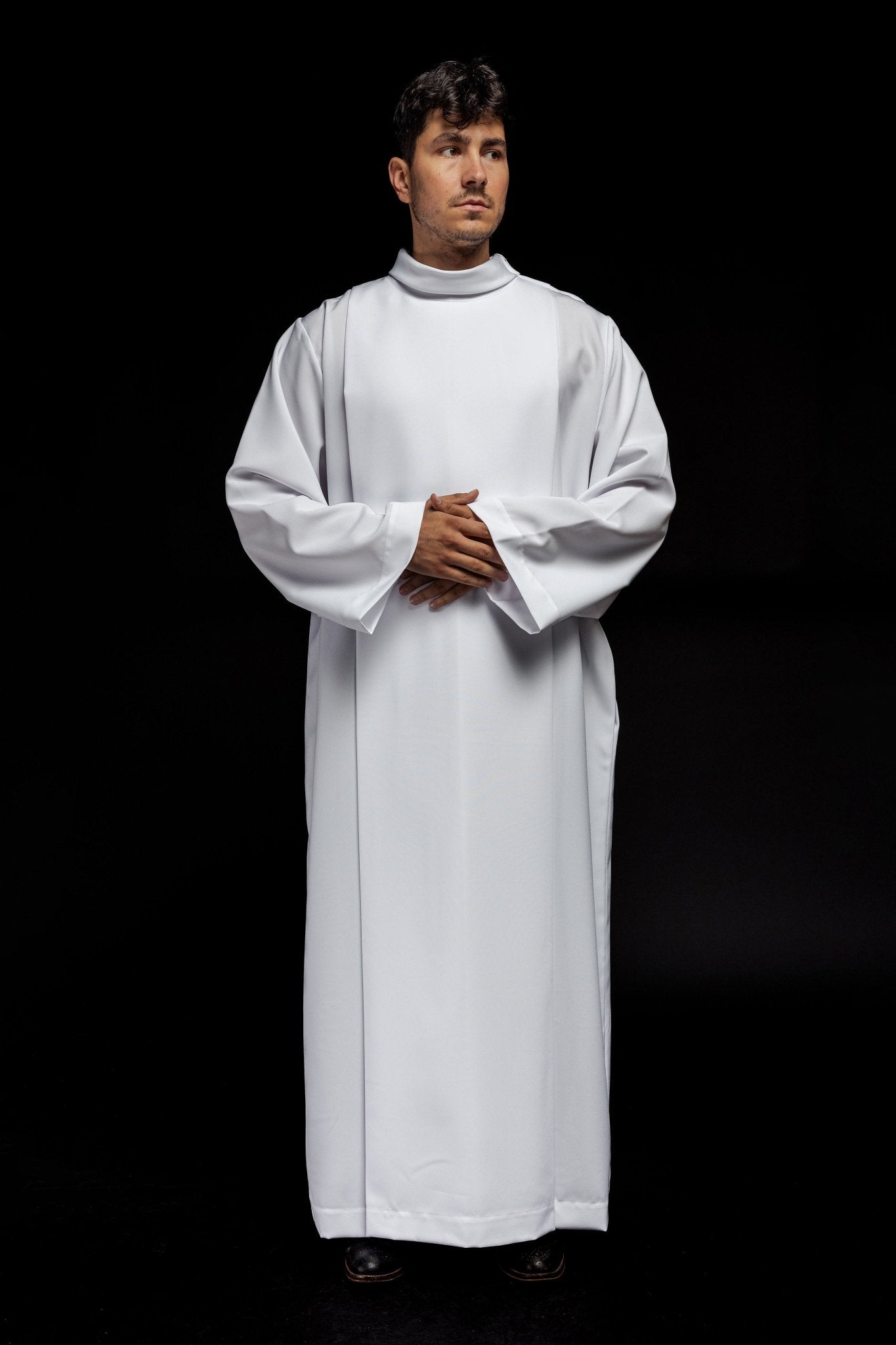 Alba lisa blanca con cuello redondo