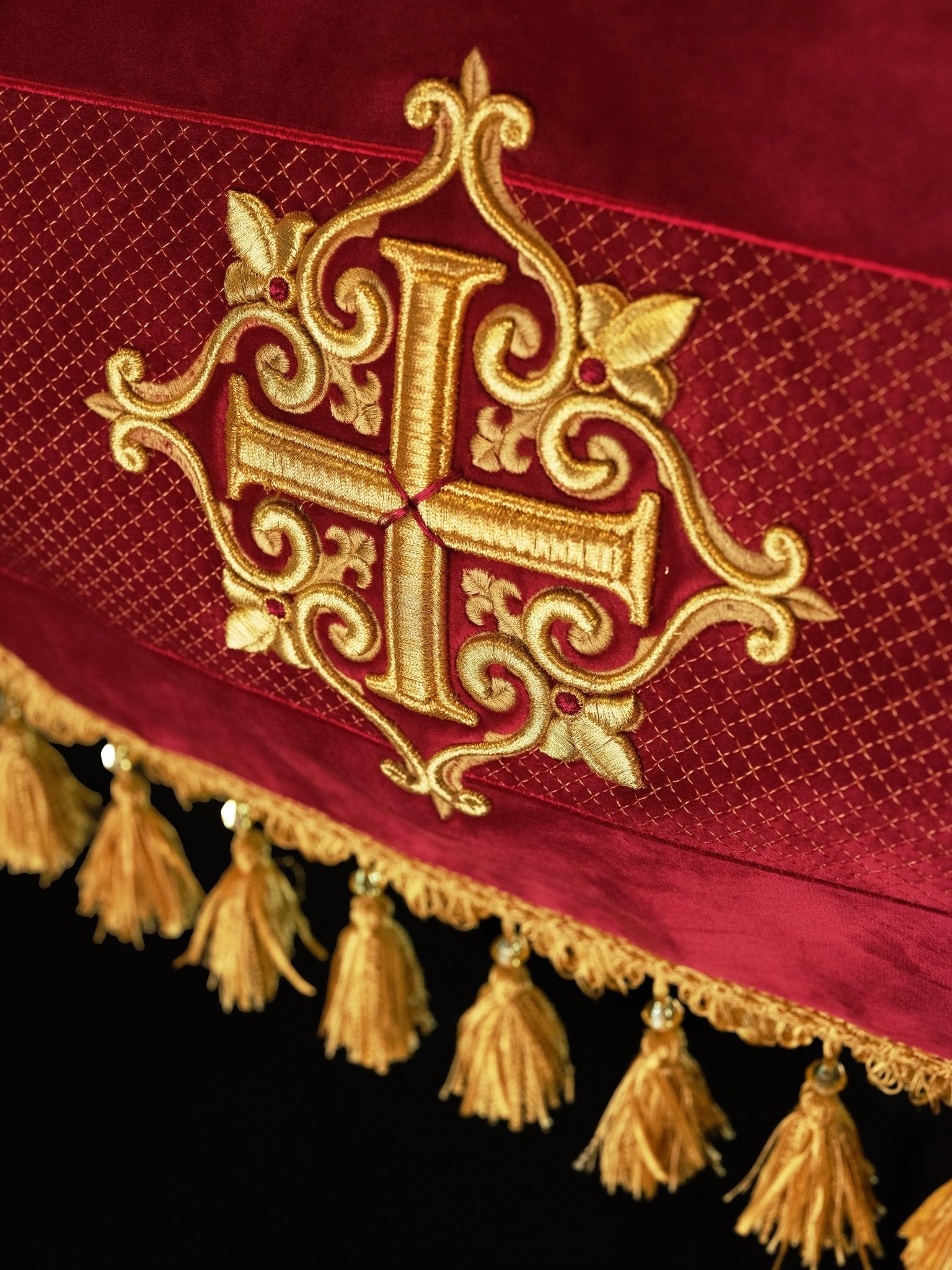 Palio procesional bordado color vino con cruces en hilo dorado, 130 × 160 cm