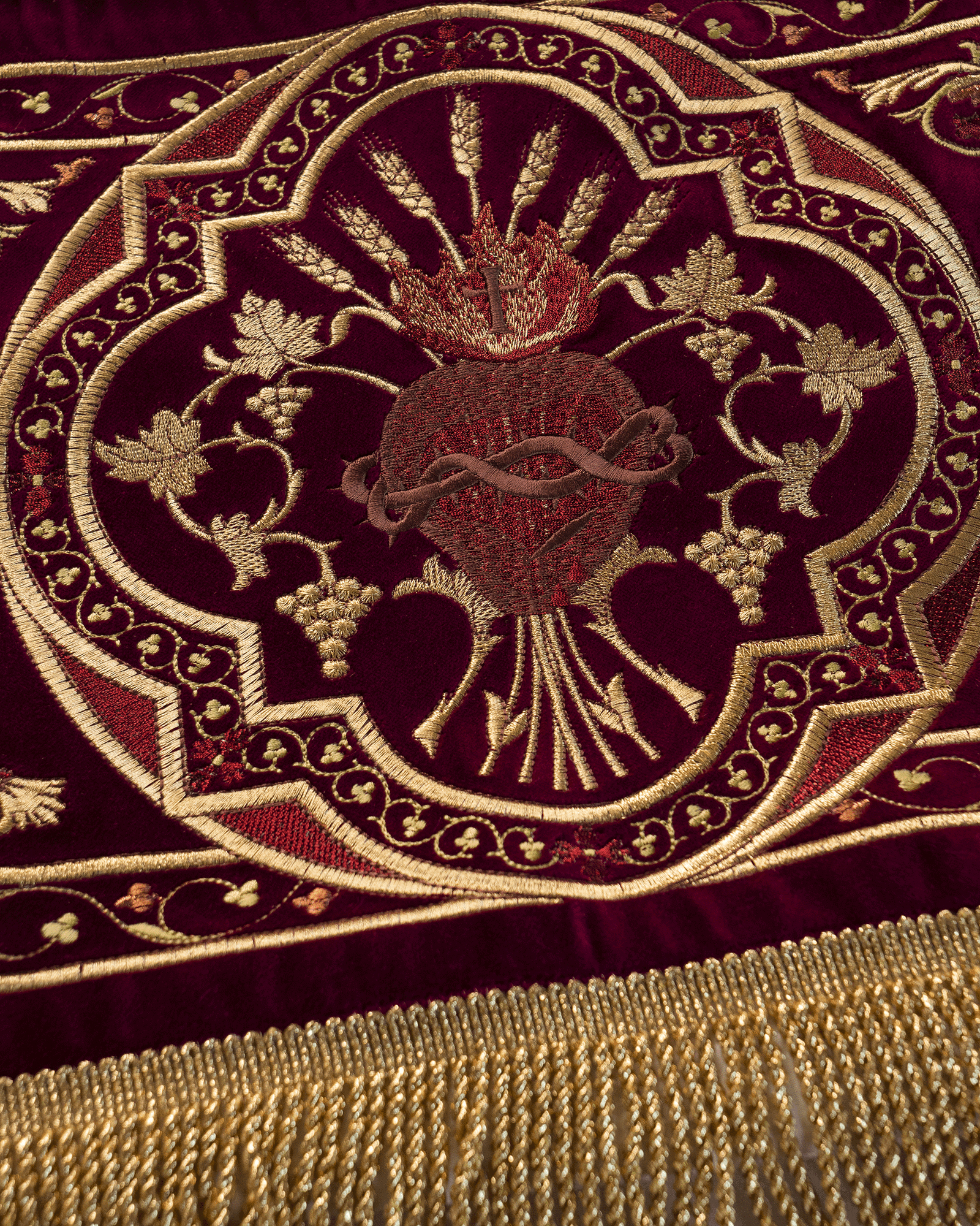 Palio procesional color vino, bordado Sagrado Corazón e IHS, 150×250 cm