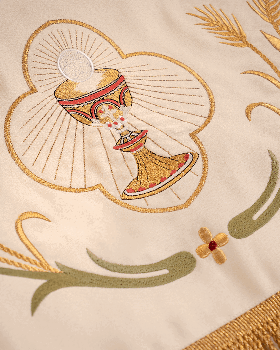 Palio procesional color crudo bordado Agnus Dei e IHS, 130 × 160 cm