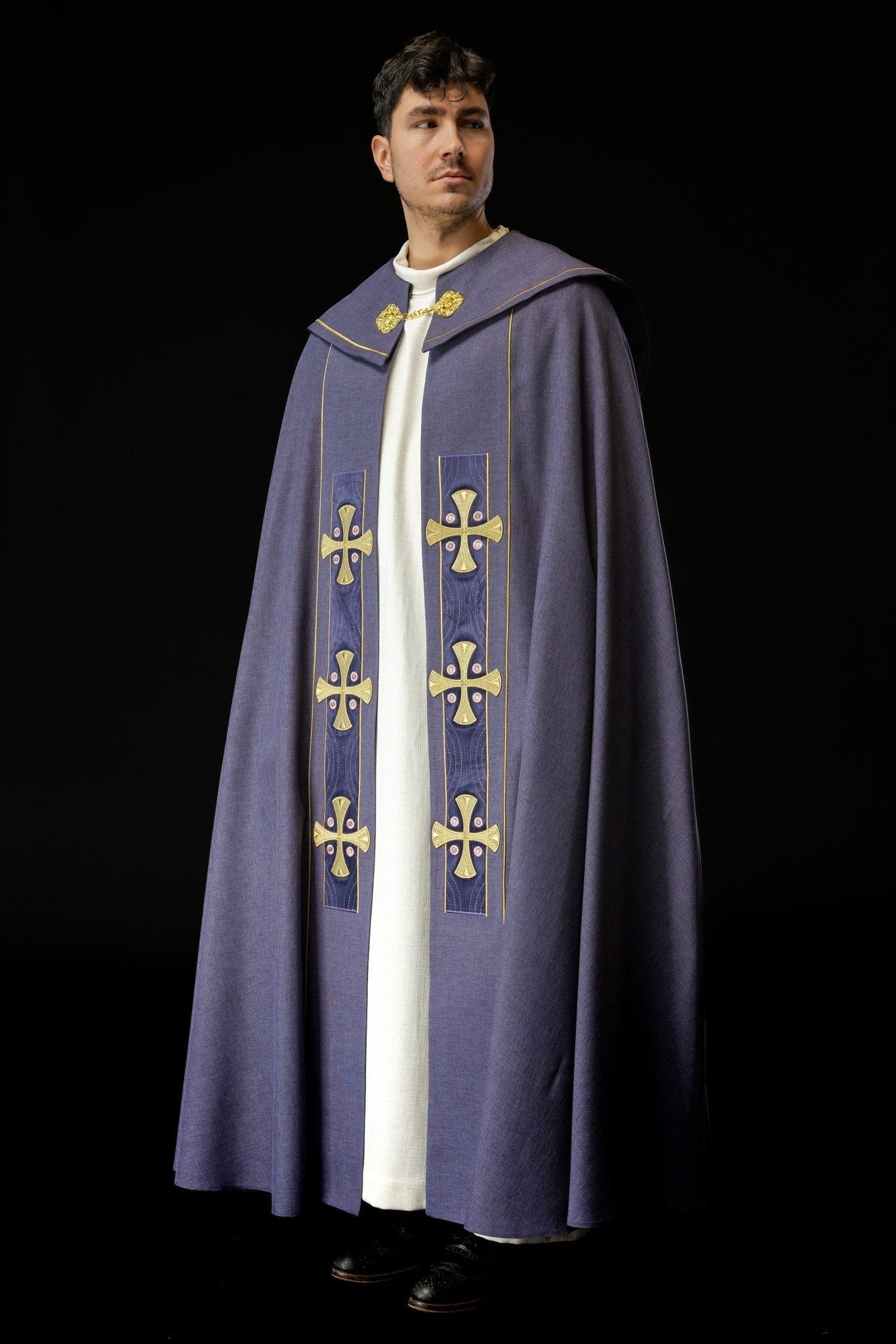 Capa pluvial con cruces doradas bordadas y terciopelo morado