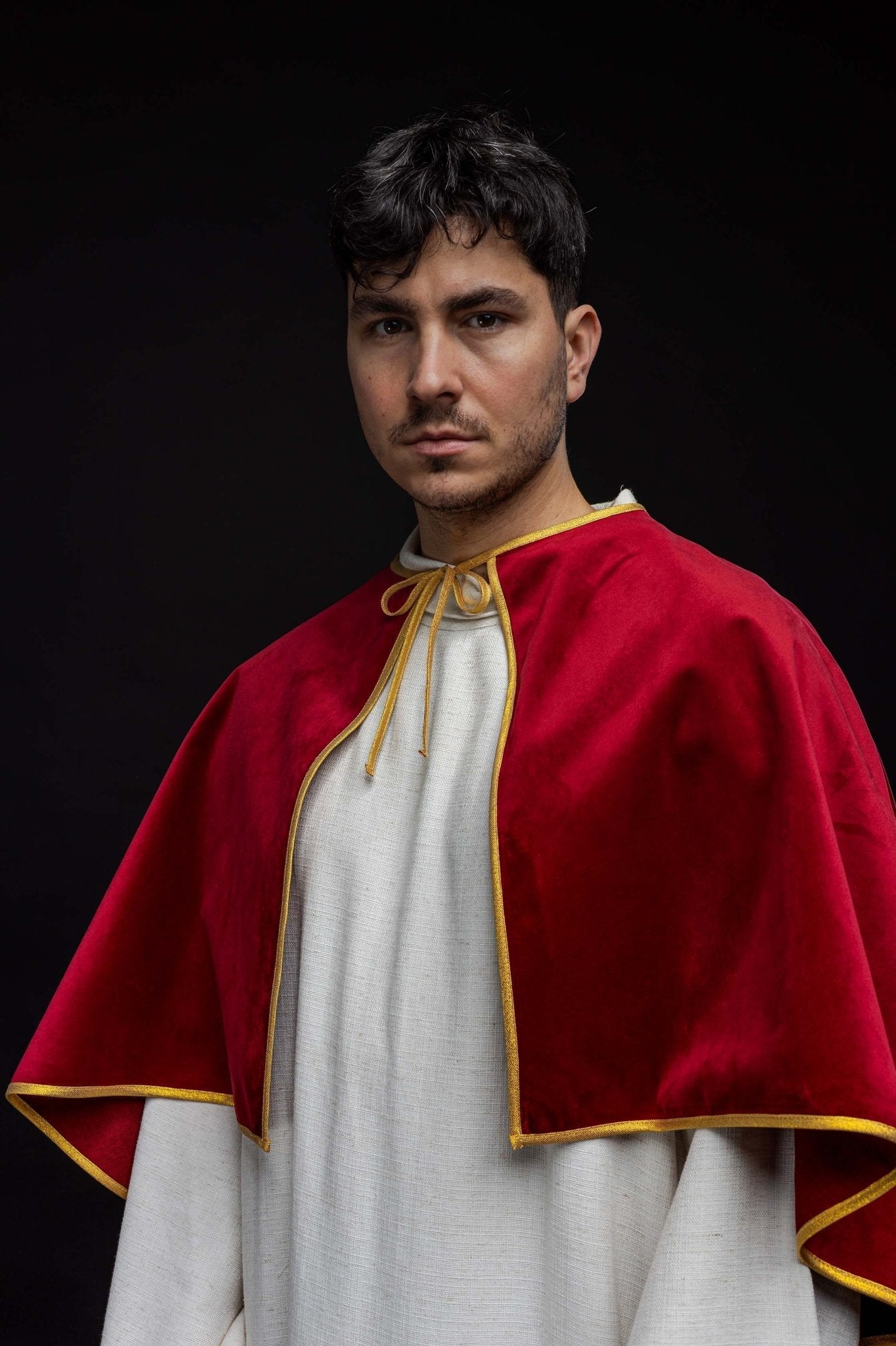 Capa de monaguillo de terciopelo con lazos roja