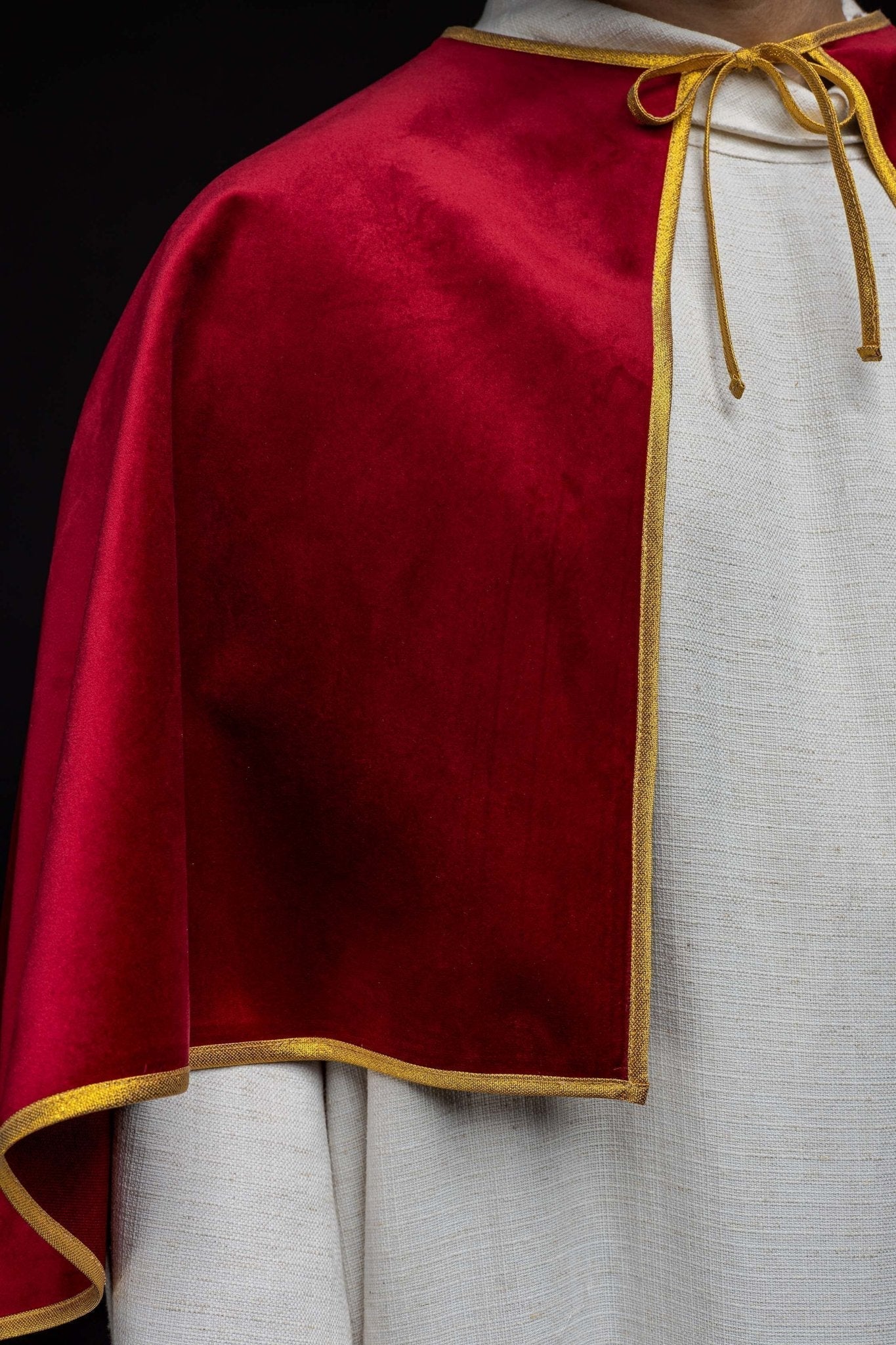 Capa de monaguillo de terciopelo con lazos roja