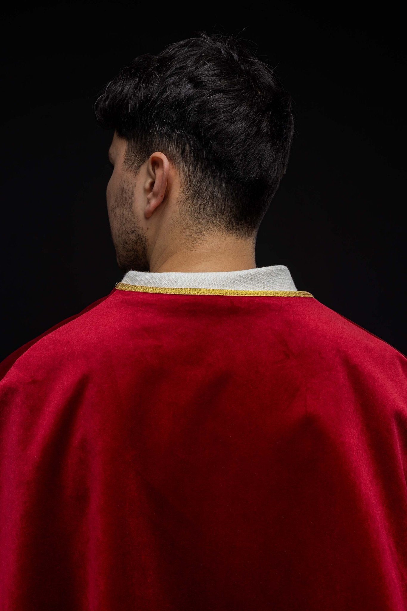 Capa de monaguillo de terciopelo con lazos roja