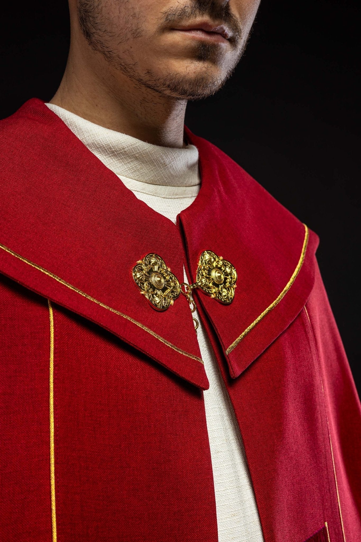 Capa pluvial en cruces de oro bordadas con terciopelo rojo