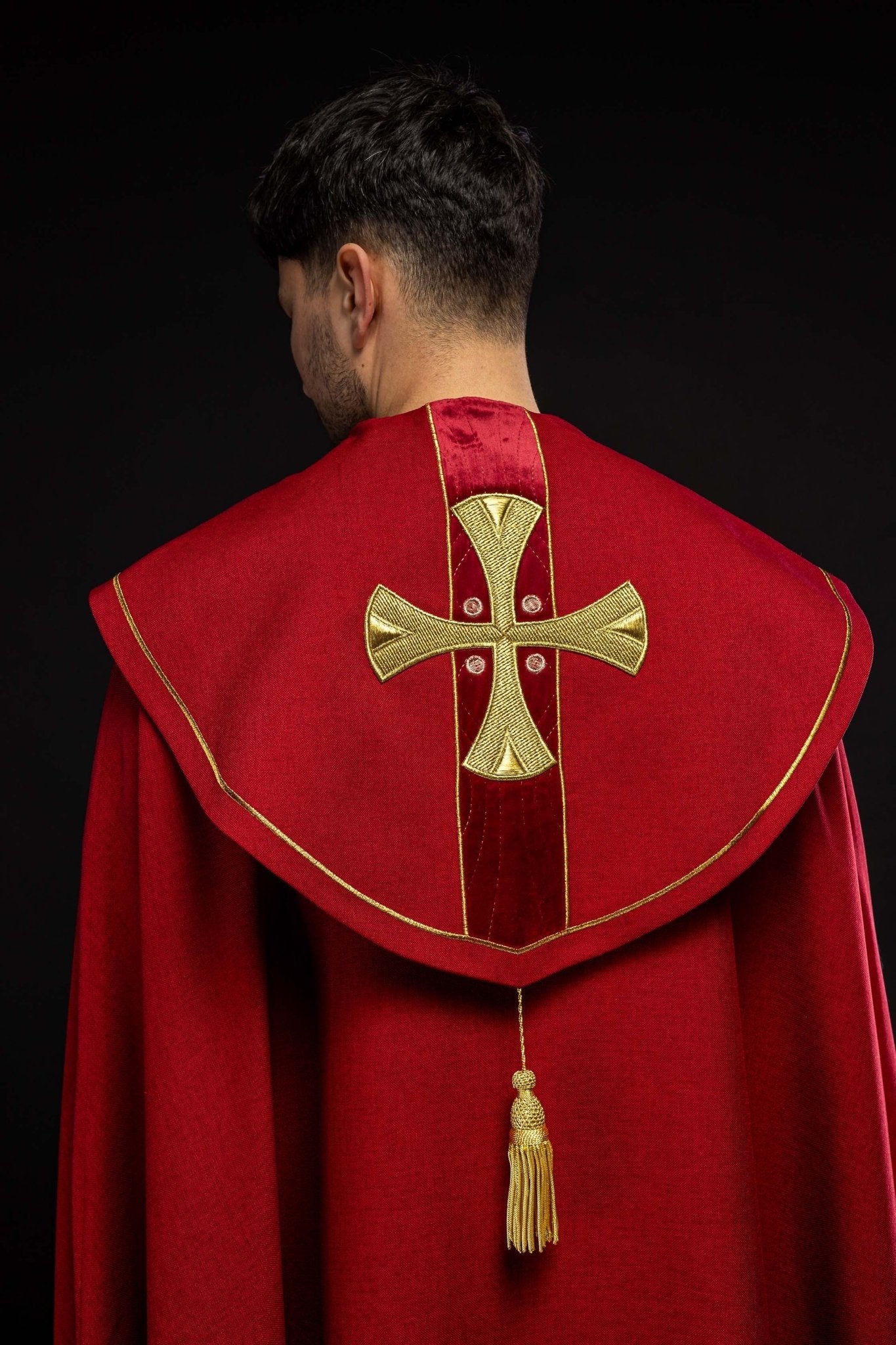 Capa pluvial en cruces de oro bordadas con terciopelo rojo