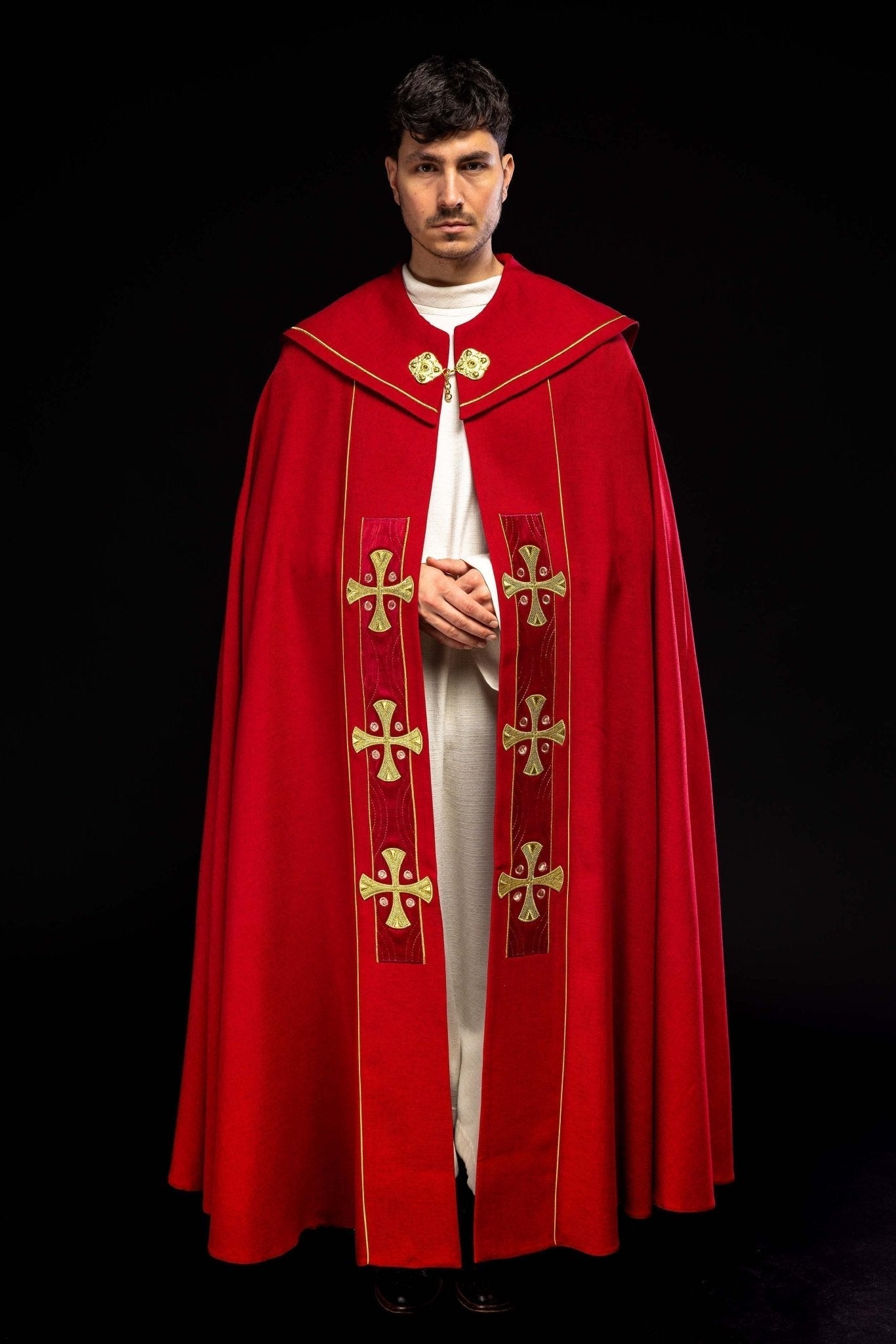Capa pluvial en cruces de oro bordadas con terciopelo rojo