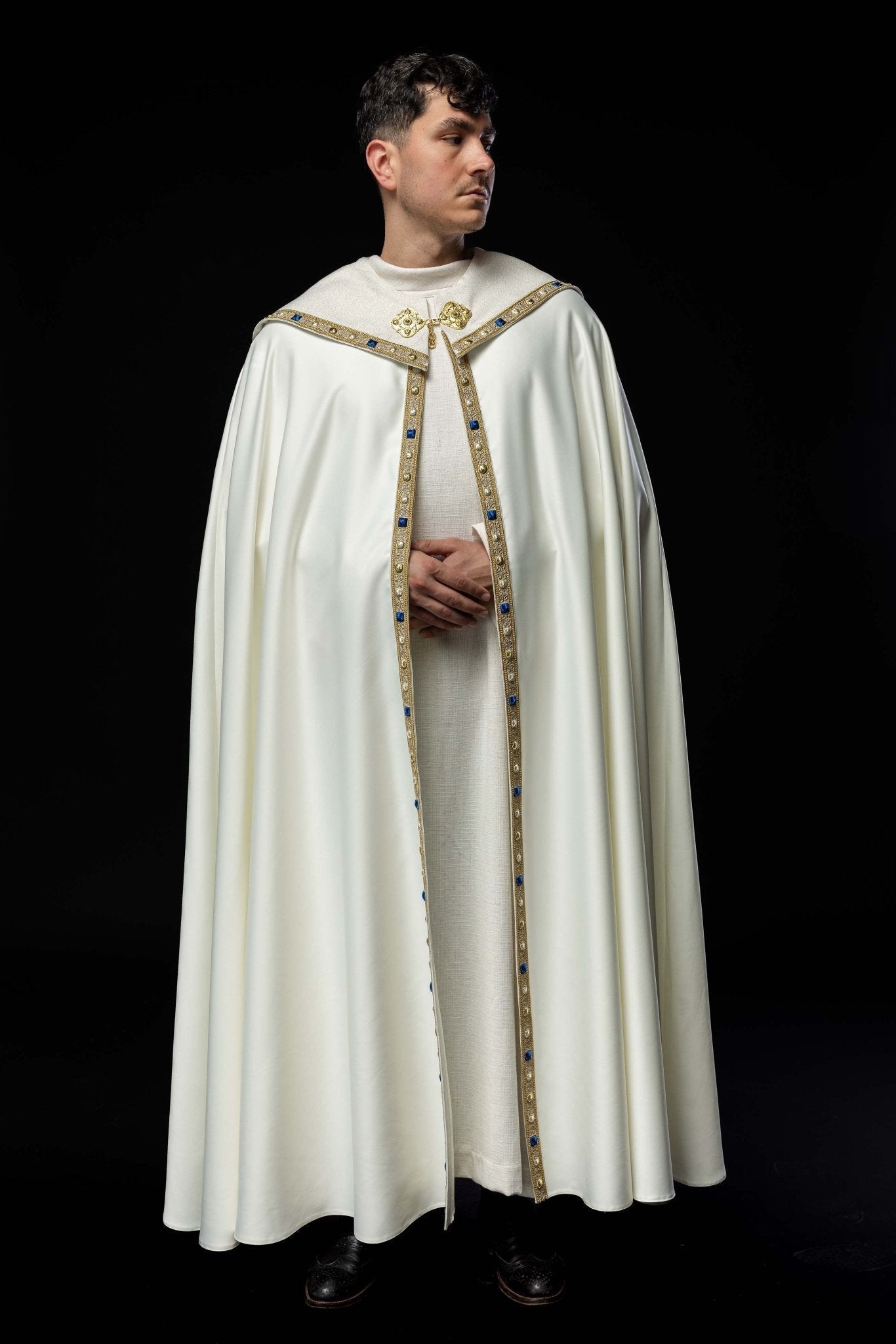 Capa pluvial litúrgica bordada con escudo Mariano