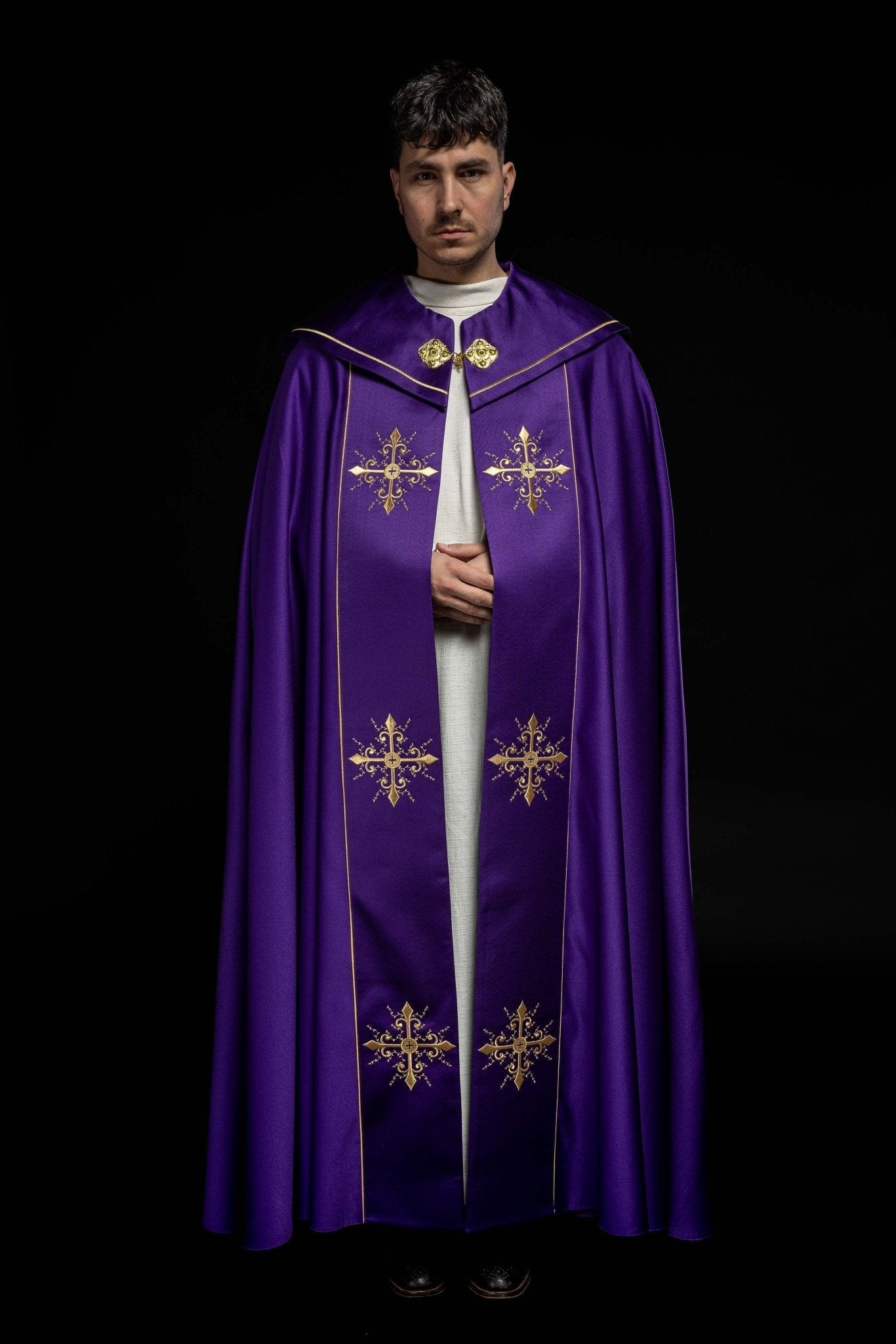 Capa pluvial morada con bordado cruces con picos