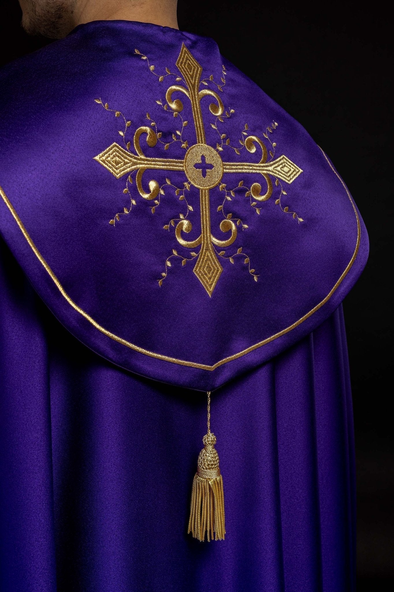Capa pluvial morada con bordado cruces con picos