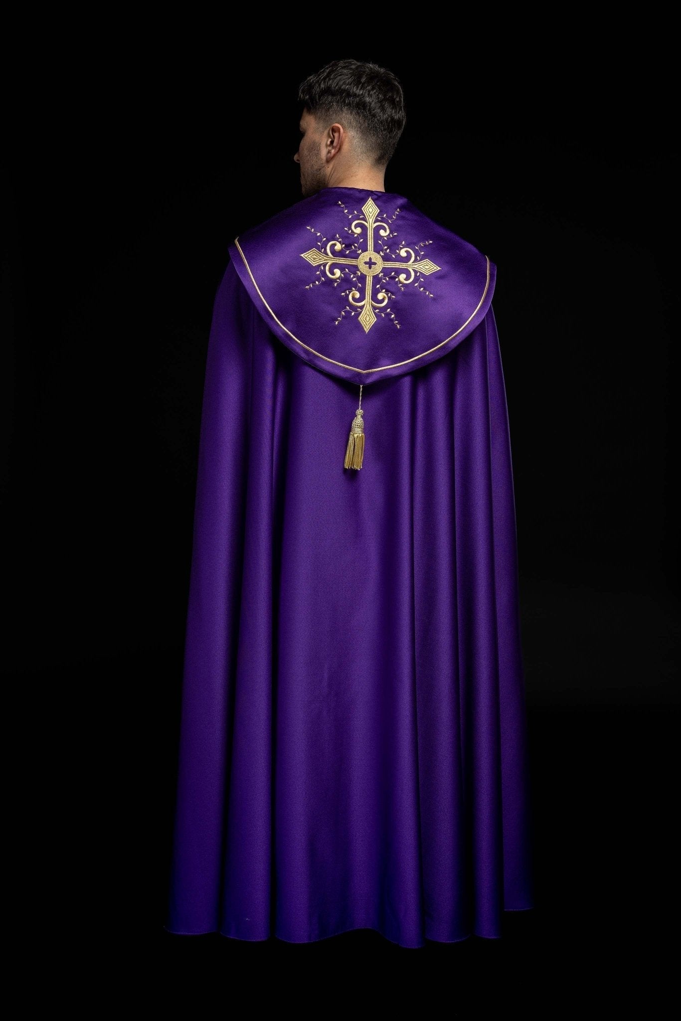 Capa pluvial morada con bordado cruces con picos