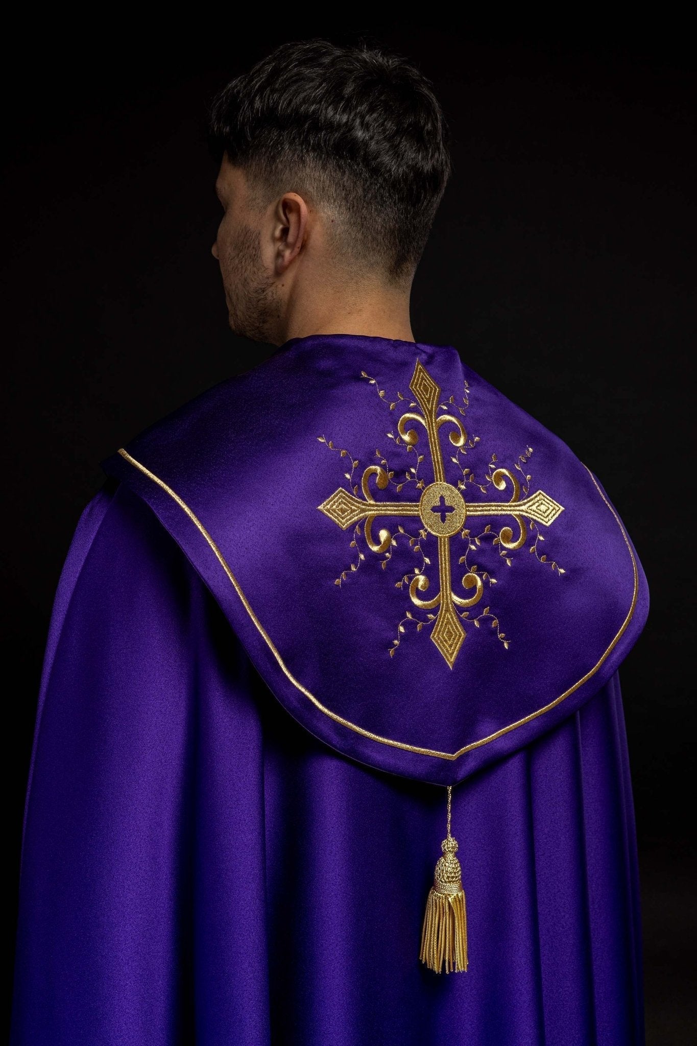 Capa pluvial morada con bordado cruces con picos