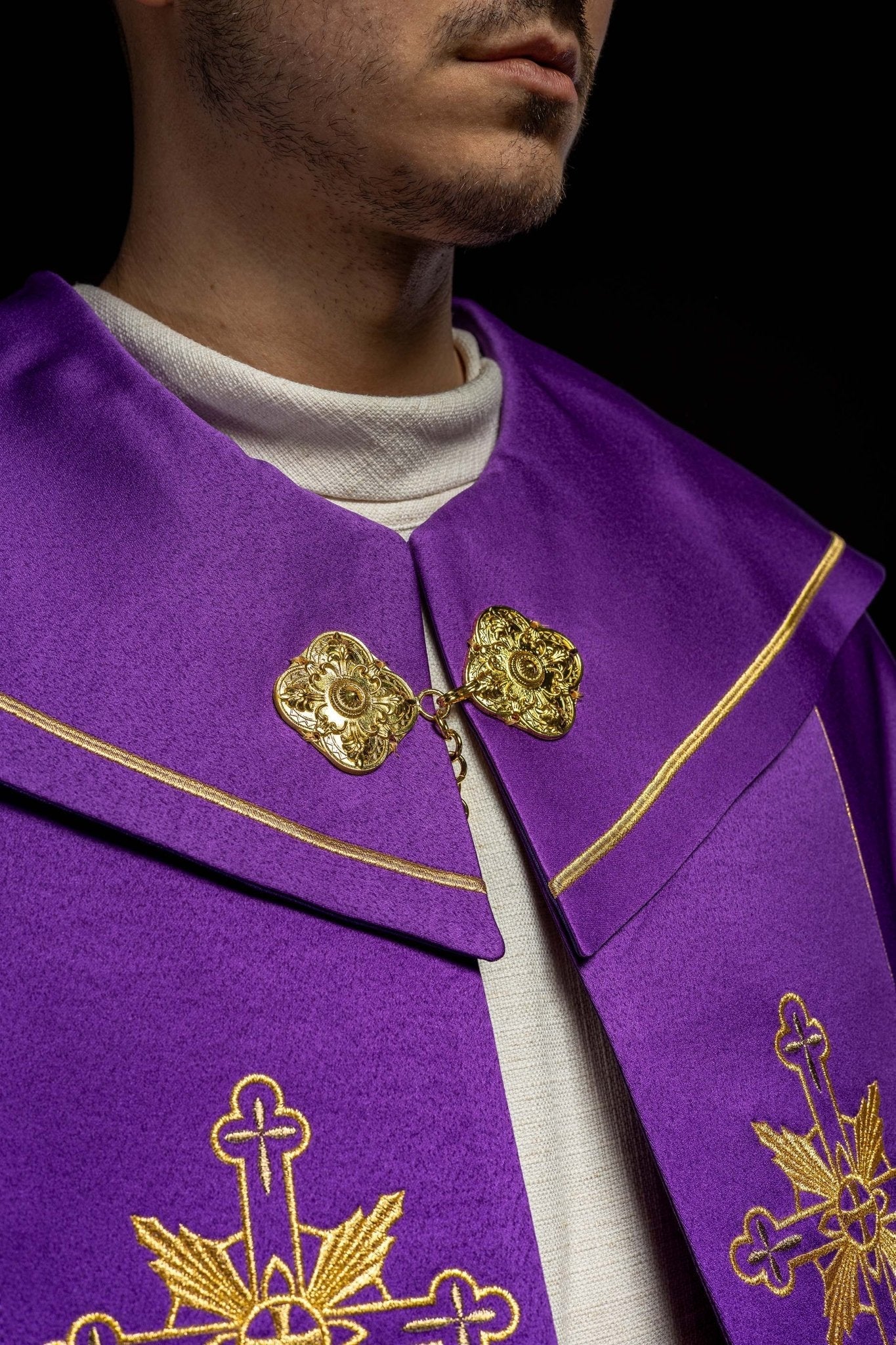 Capa pluvial morada con bordado IHS