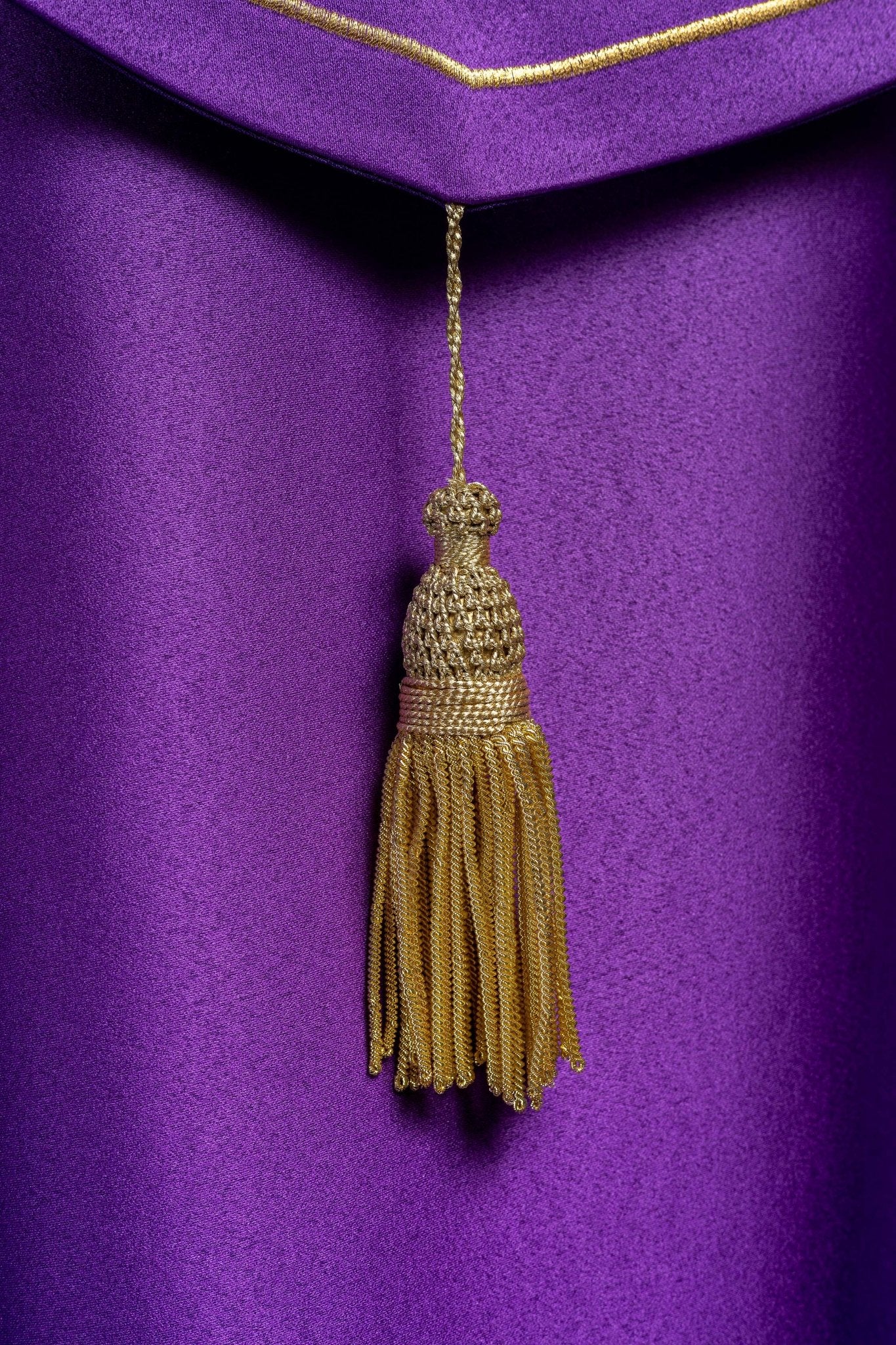 Capa pluvial morada con bordado IHS