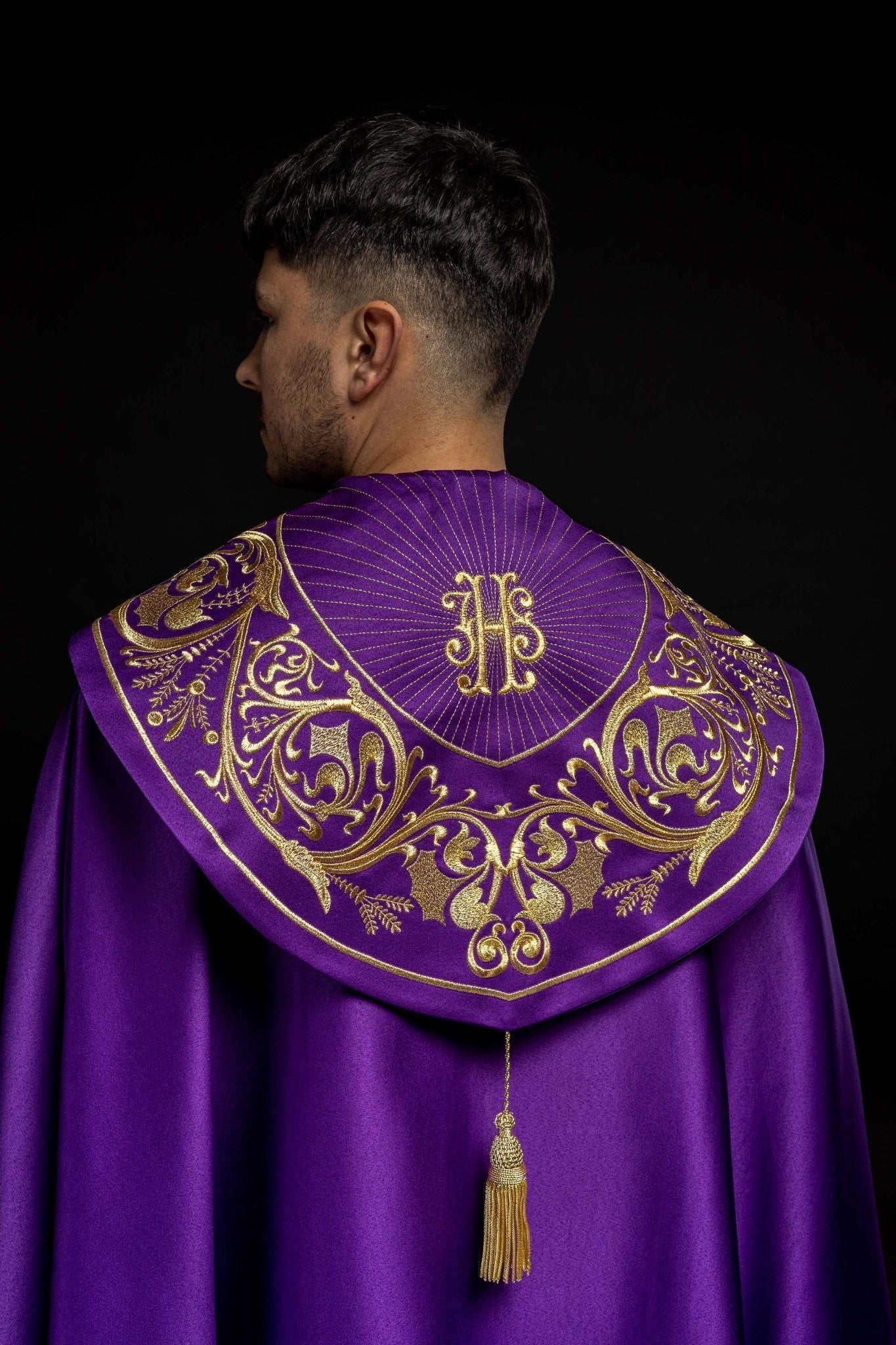 Capa pluvial morada ricamente decorada con bordado IHS