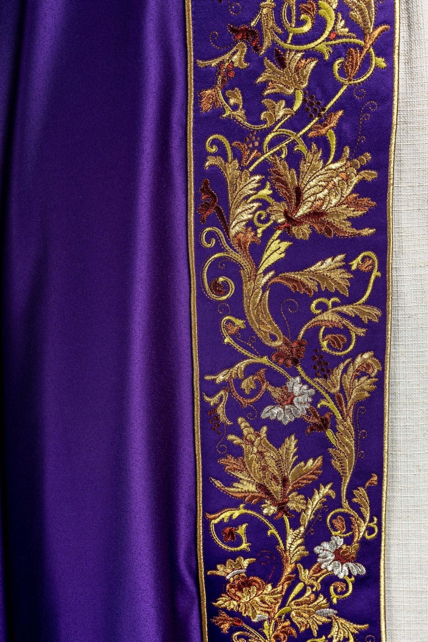 Capa pluvial morada ricamente decorada con bordado IHS