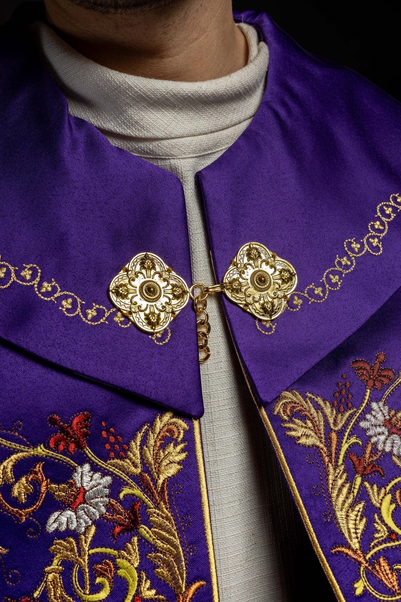 Capa pluvial morada ricamente decorada con bordado IHS