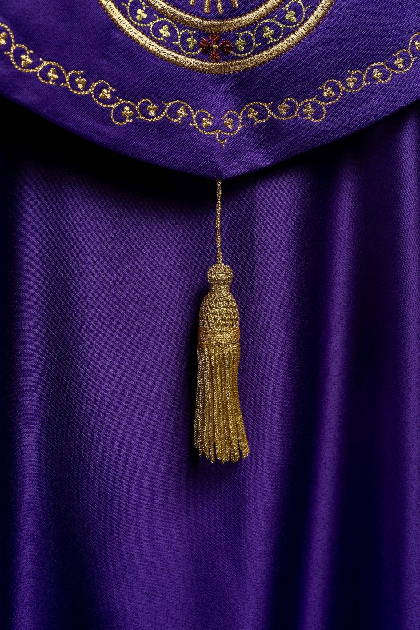 Capa pluvial morada ricamente decorada con bordado IHS